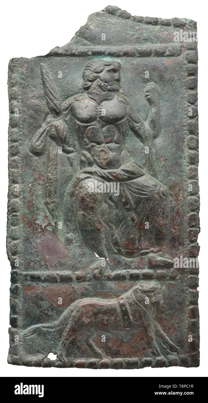 Eine Brust Platte eines römischen Rüstung, Mid-2nd-mid-3rd century Blech mit zwei vollständig erhaltene Bilder einer rechten Brust Platte eines Lorica aus der mittleren Kaiserzeit (Maßstab oder Chain Mail Armor), die oben auf den oberen, dreieckige Bildbereich fehlen, der Abschnitt framing die Raupe Fries die verwendet, um Surround die Bilder bereits in der Antike entfernt. Die Bohrungen und Schlitzen zur Befestigung der Platte am Lorica und der toggleclosure wurden im peripheren Bereich. Unten: Stier nach rechts, überragt von einem großen, Centra, Additional-Rights - Clearance-Info - Not-Available Stockfoto Eine Brust Platte eines römischen Rüstung, Mid-2nd-mid-3rd century Blech mit zwei vollständig erhaltene Bilder einer rechten Brust Platte eines Lorica aus der mittleren Kaiserzeit (Maßstab oder Chain Mail Armor), die oben auf den oberen, dreieckige Bildbereich fehlen, der Abschnitt framing die Raupe Fries die verwendet, um Surround die Bilder bereits in der Antike entfernt. Die Bohrungen und Schlitzen zur Befestigung der Platte am Lorica und der toggleclosure wurden im peripheren Bereich. Unten: Stier nach rechts, überragt von einem großen, Centra, Additional-Rights - Clearance-Info - Not-Available Stockfoto