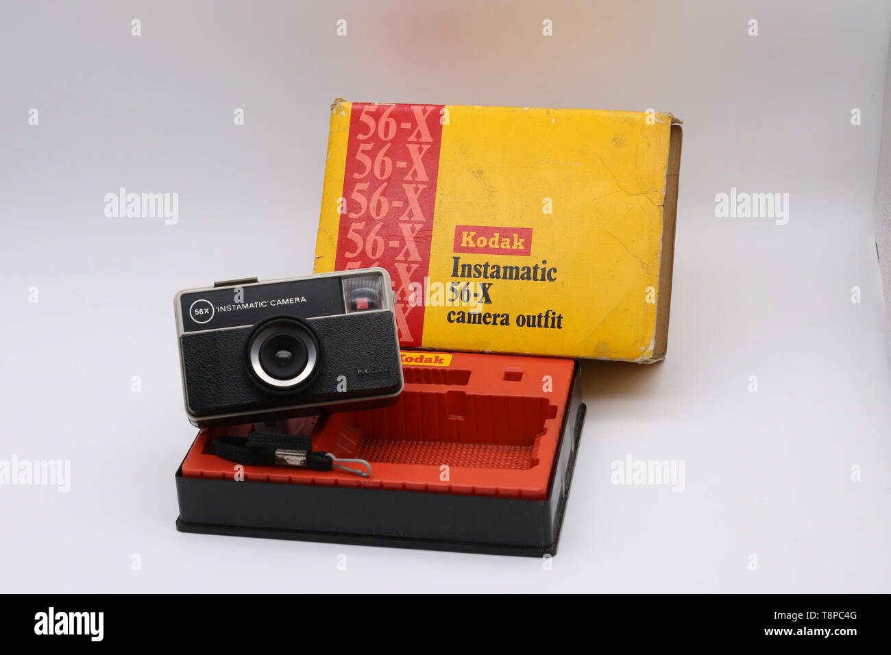 1972-1975 Kodak Instamatic Camera in original Verpackung Faltschachtel verdoppelt als Anzeigefeld. Stockfoto