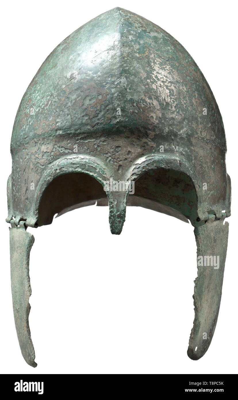 Eine griechische Chalcidian Helm, Typ V, Anfang des 4. Jh. v. Chr. Bronze Helm mit Voll-TIN-Beschichtung. Vollständig erhaltene, späte Version dieser Helm Typ mit beweglichen Backe Stücke (Typ V von Pflug). Schädel mit ausgeprägten medialen Kante, indem die oben in zwei halbkugelförmige Nocken. Der Rand ist in der Alten Welt eingerichtet, Additional-Rights - Clearance-Info - Not-Available Stockfoto