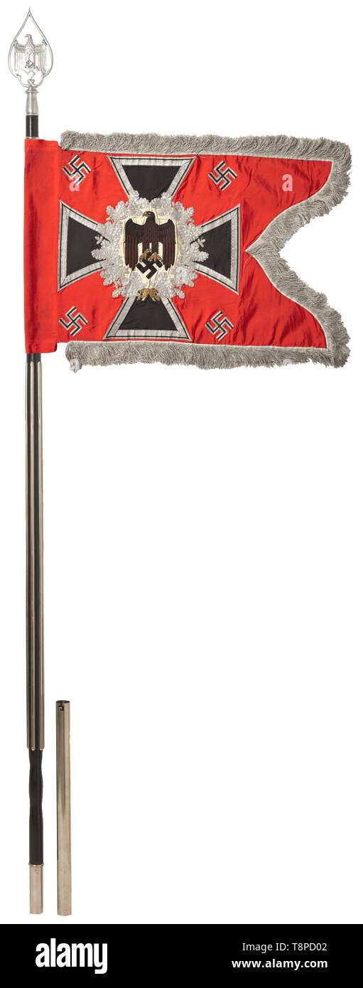Ein Standard der Artillerie helle rote Fahne Stoff, beide Flächen eine Armee eagle hand Anzeige - bestickt in Schwarz und Braun auf Creme-farbige Seide, den Schnabel und Krallen in angehobener Goldstickerei erbracht werden, durch einen Silber - Gesticktes Eichenblatt Kranz auf ein Eisernes Kreuz, vier appliqué Hakenkreuze in den Ecken umgeben. Silber Franse auf drei Seiten. Tuch Hülse mit zahlreichen Nagellöcher öffnen. Minimale Anzeichen von Alter, mit hellen Farben. Abmessungen 60 x 75 cm. Enthalten ist die mehrteilige Fahnenmast aus schwarz lackiertem Eschenholz mit Beschlägen. Aluminium Fini, Additional-Rights - Clearance-Info - Not-Available Stockfoto