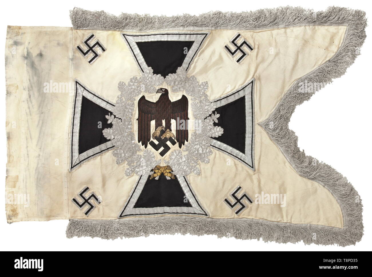 Ein standard Der infanterie Weiße Flagge Tuch, beide Flächen eine Armee eagle hand Anzeige - bestickt in Schwarz und Braun auf weiße Seide, den Schnabel und Krallen in angehobener Goldstickerei erbracht werden, durch einen Silber - Gesticktes Eichenblatt Kranz auf ein Eisernes Kreuz, vier appliqué Hakenkreuze in den Ecken umgeben. Silber Franse auf drei Seiten. Tuch Hülse mit zahlreichen Nagellöcher öffnen. Zeichen des Alters, gebeizt. Abmessungen 60 x 75 cm. historischen, geschichtlichen, Infanterie, Militär, Bundeswehr, Militaria, Objekt, Objekte, Stills, Clipping, Clippings, ausschneiden Ausschneiden, Ausschneiden, Additional-Rights - Clearance-Info - Not-Available Stockfoto