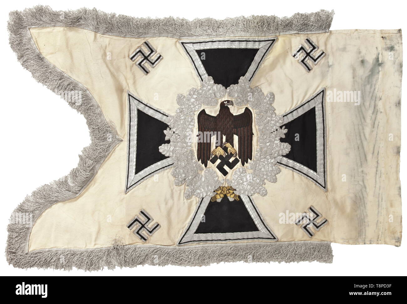 Ein standard Der infanterie Weiße Flagge Tuch, beide Flächen eine Armee eagle hand Anzeige - bestickt in Schwarz und Braun auf weiße Seide, den Schnabel und Krallen in angehobener Goldstickerei erbracht werden, durch einen Silber - Gesticktes Eichenblatt Kranz auf ein Eisernes Kreuz, vier appliqué Hakenkreuze in den Ecken umgeben. Silber Franse auf drei Seiten. Tuch Hülse mit zahlreichen Nagellöcher öffnen. Zeichen des Alters, gebeizt. Abmessungen 60 x 75 cm. historischen, geschichtlichen, Infanterie, Militär, Bundeswehr, Militaria, Objekt, Objekte, Stills, Clipping, Clippings, ausschneiden Ausschneiden, Ausschneiden, Additional-Rights - Clearance-Info - Not-Available Stockfoto