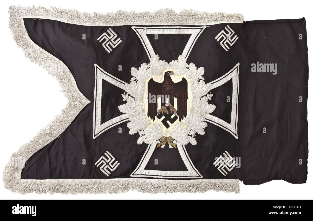 Ein Standard des Ingenieurs, der schwarzen Flagge Tuch, beide Flächen eine Armee eagle hand Anzeige - bestickt in Schwarz und Braun auf Creme-farbige Seide, den Schnabel und Krallen in angehobener Goldstickerei erbracht werden, durch einen Silber - Gesticktes Eichenblatt Kranz auf ein Eisernes Kreuz, vier appliqué Hakenkreuze in den Ecken umgeben. Silber Franse auf drei Seiten. Tuch Hülse mit zahlreichen Nagellöcher öffnen. Absolut unfaded Zustand. Eine fast einzigartige Möglichkeit, diese äußerst seltene Standard zu erwerben. Abmessungen ca. 100 x 60 cm. historischen, geschichtlichen, Ingenieur, Pioniere und Bergleute, Ingenieure, Milit, Editorial-Use - Nur Stockfoto