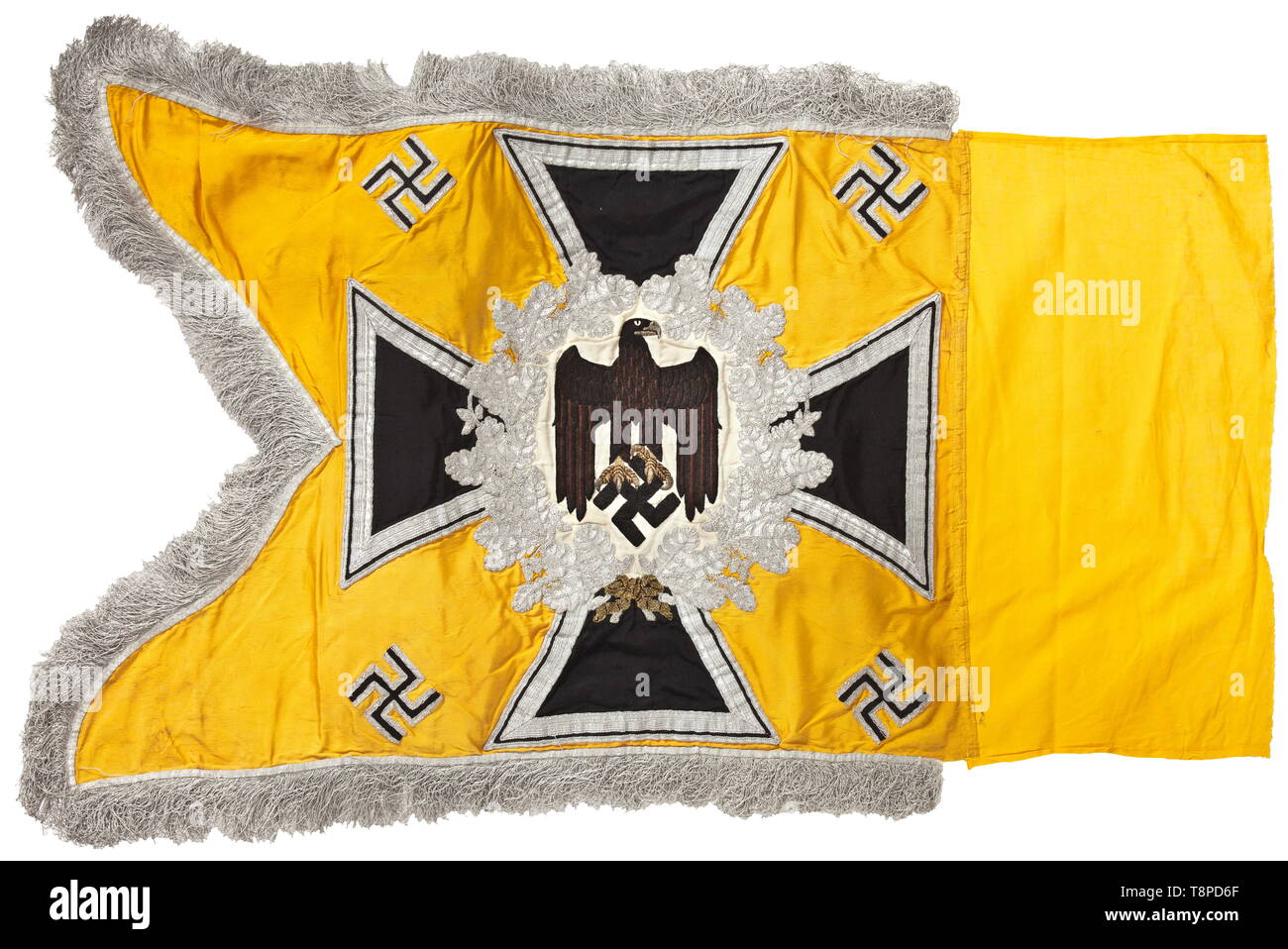 Ein Standard der Kavallerie gold-gelbe Flagge Tuch, beide Flächen eine Armee eagle hand Anzeige - bestickt in Schwarz und Braun auf Creme-farbige Seide, den Schnabel und Krallen in angehobener Goldstickerei erbracht werden, durch einen Silber - Gesticktes Eichenblatt Kranz auf ein Eisernes Kreuz, vier appliqué Hakenkreuze in den Ecken umgeben. Silber Franse auf drei Seiten. Öffnen, aufgenähte Stoff Hülse. Das silber Stoff teilweise übernommen. Zeichen der Zeit, die Flagge Tuch etwas fleckig, sonst in hellen Farben. Abmessungen 60 x 75 cm. Sehr selten Standard. historischen, geschichtlichen, caval, Additional-Rights - Clearance-Info - Not-Available Stockfoto