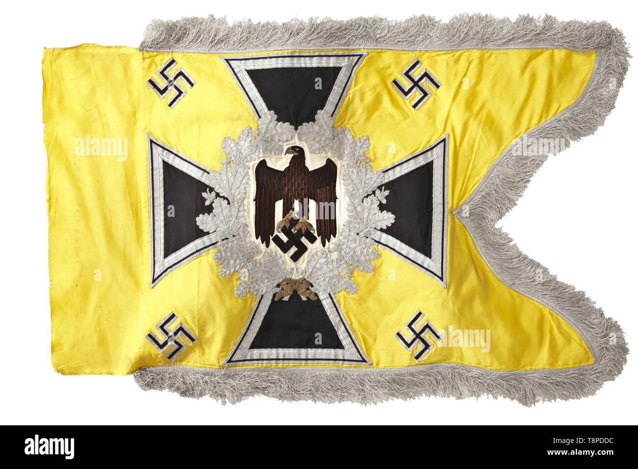Ein Standard des Signal unit Zitronengelb Fahnenstoff, beide Flächen eine Armee eagle hand Anzeige - bestickt in Schwarz und Braun auf Creme-farbige Seide, den Schnabel und Krallen in angehobener Goldstickerei erbracht werden, durch einen Silber - Gesticktes Eichenblatt Kranz auf ein Eisernes Kreuz, ein Appliqué Hakenkreuz in jeder der vier Ecken umgeben. Silber Franse auf drei Seiten. Tuch Hülse mit zahlreichen Nagellöcher öffnen. Gut, unfaded Zustand. Sehr selten Standard. Abmessungen 60 x 75 cm. historischen, geschichtlichen, Intelligence Corps, Militär, Militaria, Kommunikation, Kommunikation, Additional-Rights - Clearance-Info - Not-Available Stockfoto