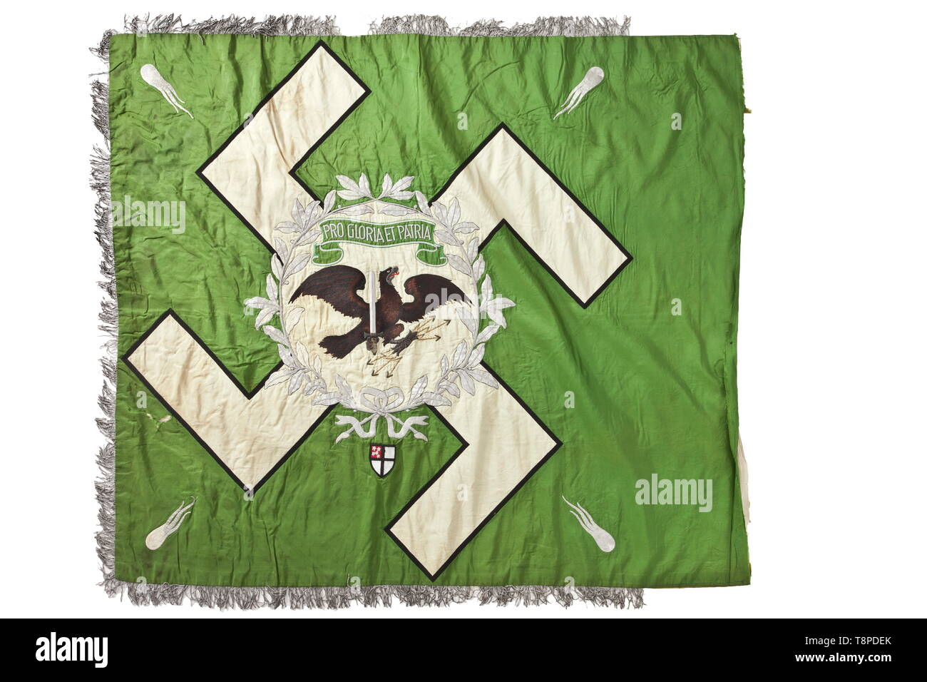 Ein regimental Flag des 1 Bataillon des Regiments "General Göring" Fahnenstoff aus grüner Seide (umgekehrter Gesicht mehr verblasst). Beide Gesichter zeigen Sie eine vertikale Hakenkreuz der weißen Seide in Schwarz getrimmt. Handbestickte preußischen Adler in Schwarz und Braun, die talons und Schnabel in angehobener Goldstickerei gerendert, die von einem Blättern "Pro Gloria et Patria', ein 'Southern Cross' appliqué Darunter überwunden. Ein Silber-bestickt brennende Granate in jeder der vier Ecken. Alter Schäden, teilweise verfärbt. Abmessungen 125 x 140 cm. Die Fahne der 1. Bataillon des Regiments "Ge, Editorial-Use - Nur Stockfoto