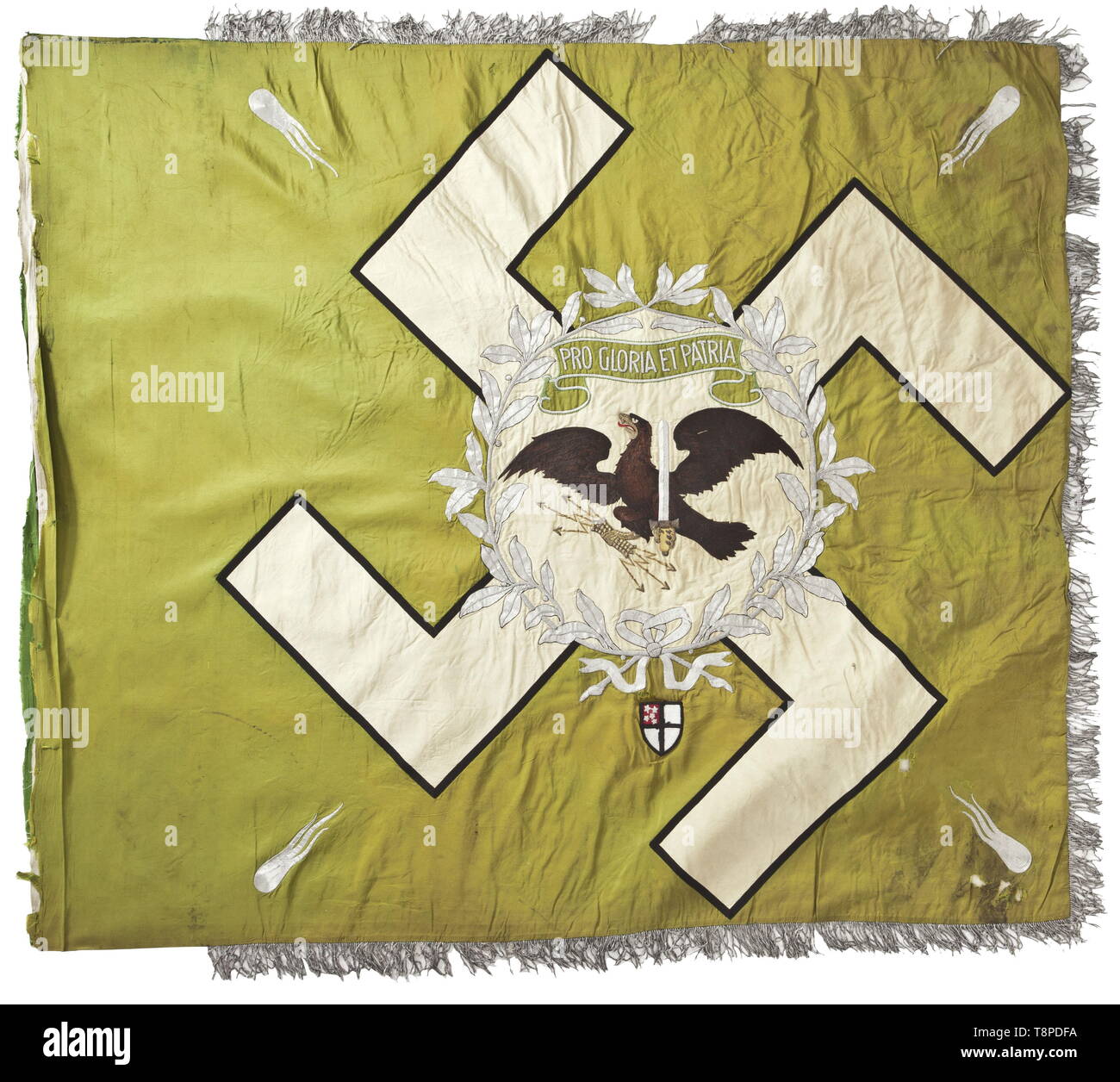 Ein regimental Flag des 1 Bataillon des Regiments "General Göring" Fahnenstoff aus grüner Seide (umgekehrter Gesicht mehr verblasst). Beide Gesichter zeigen Sie eine vertikale Hakenkreuz der weißen Seide in Schwarz getrimmt. Handbestickte preußischen Adler in Schwarz und Braun, die talons und Schnabel in angehobener Goldstickerei gerendert, die von einem Blättern "Pro Gloria et Patria', ein 'Southern Cross' appliqué Darunter überwunden. Ein Silber-bestickt brennende Granate in jeder der vier Ecken. Alter Schäden, teilweise verfärbt. Abmessungen 125 x 140 cm. Die Fahne der 1. Bataillon des Regiments "Ge, Editorial-Use - Nur Stockfoto