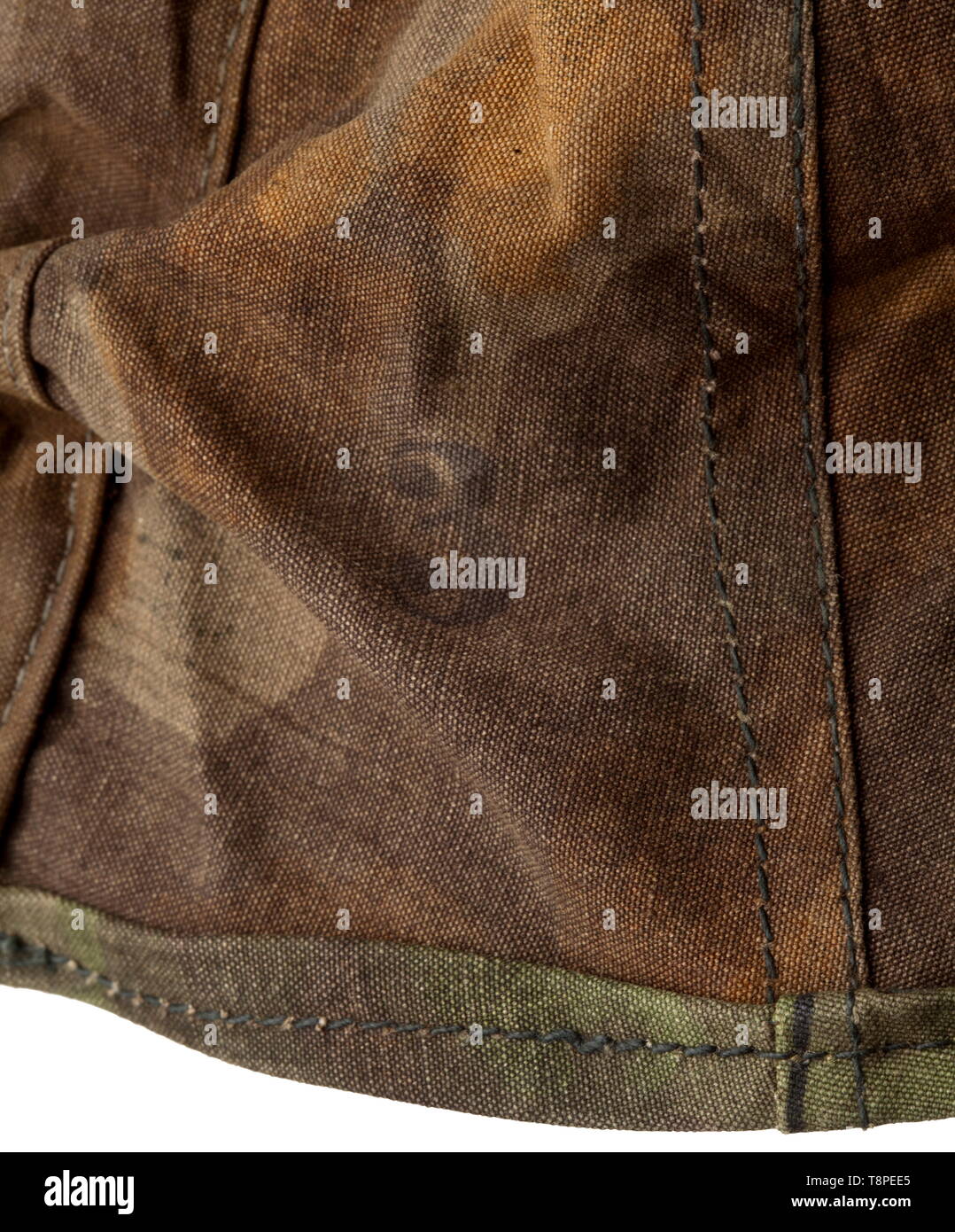 Eine Helmdecke in Rauch Tarnmuster, die so genannte "1. Modell unscharfen Kante' ohne Loops für Camouflage Material, veränderbar vom Grünen äußeren Seite im Frühjahr Tarnung zu den braunen Seite für den Herbst. Beide Seiten mit Benutzbaren, niet-angebracht Leichtmetall Halterungshaken und überlagerte Taschen mit Bügeleisen Zugfedern. Größe Stanzen '3'. historischen, historische, 20. Jahrhundert, 1930S, 1940s, Waffen-SS, bewaffneten Division der SS, bewaffneten Service, Streitkräfte, NS, Nationalsozialismus, Nationalsozialismus, Drittes Reich, Deutsche Reich, Deutschland, Militär, Militaria, Utensilien, Stück eq, Editorial-Use - Nur Stockfoto