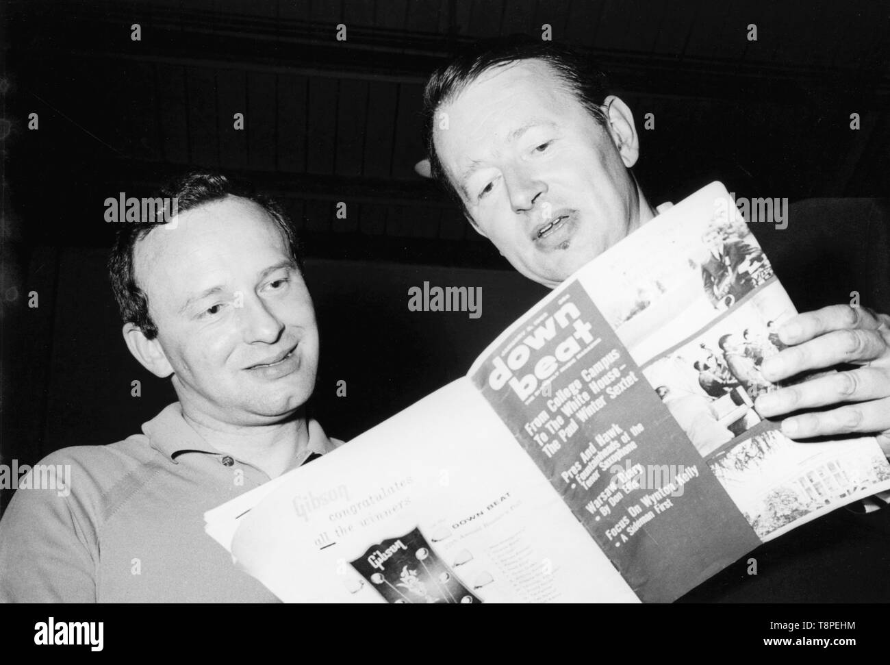 Humphrey Lyttleton und Alex Welsh Lesung eine Kopie des Down Beat Magazine, 1963. Schöpfer: Brian Foskett. Stockfoto