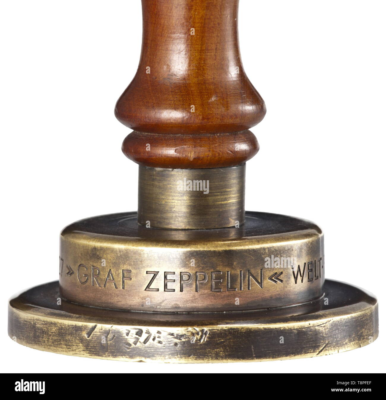 Die Dichtung der ein Schiff von Luftschiff 'Graf Zeppelin' eine große Messing Dichtung mit dem Luftschiff LZ 127 "Graf Zeppelin" über der Stadt Friedrichshafen am Bodensee in die Oberfläche der Dichtung. Die Inschrift, "BORDSIEGEL D-LZ 127 "Graf Zeppelin" WELT-FAHRT 1929' ('SHIP DICHTUNG D-LZ 127 "Graf Zeppelin" RUND UM DIE WELT REISE 1929") auf dem abgesetzten Rand eingraviert ist. Fein gedreht Hartholz Griff. Höhe 11,5 cm. Die "Graf Zeppelin" war 236,6 m lang mit einem Durchmesser von 30,5 m und ein Volumen von 105.000 Kubikmetern. Es war in Friedrichshafen b, Additional-Rights - Clearance-Info - Not-Available gebaut Stockfoto