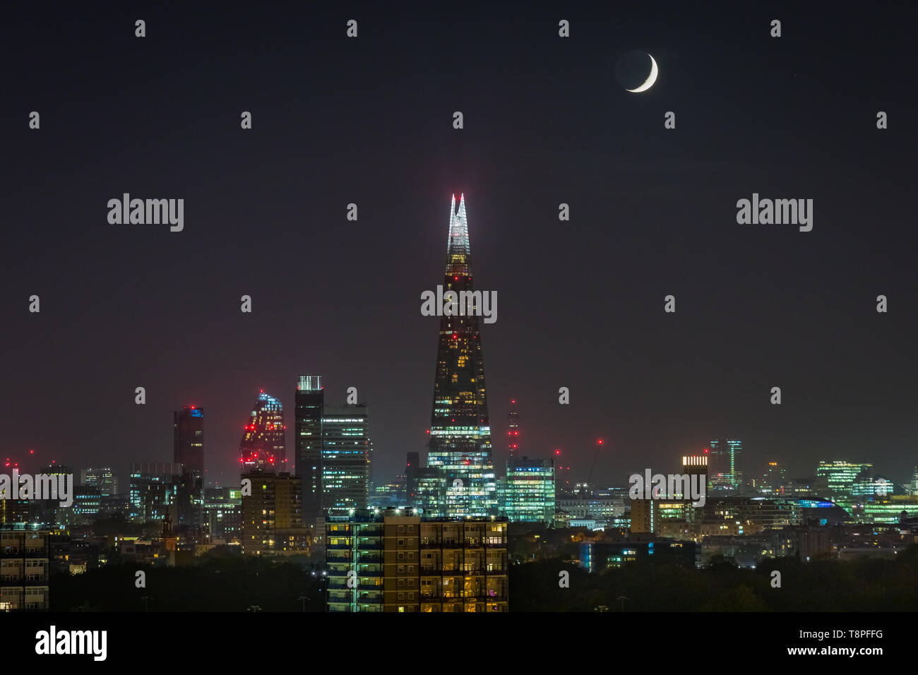 Ein Halbmond über den Shard Hochhaus in der Woche ab Ramadan, London, UK gesehen. Stockfoto