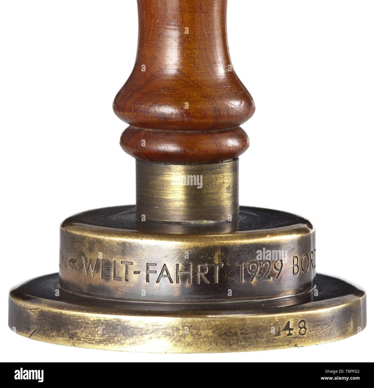 Die Dichtung der ein Schiff von Luftschiff 'Graf Zeppelin' eine große Messing Dichtung mit dem Luftschiff LZ 127 "Graf Zeppelin" über der Stadt Friedrichshafen am Bodensee in die Oberfläche der Dichtung. Die Inschrift, "BORDSIEGEL D-LZ 127 "Graf Zeppelin" WELT-FAHRT 1929' ('SHIP DICHTUNG D-LZ 127 "Graf Zeppelin" RUND UM DIE WELT REISE 1929") auf dem abgesetzten Rand eingraviert ist. Fein gedreht Hartholz Griff. Höhe 11,5 cm. Die "Graf Zeppelin" war 236,6 m lang mit einem Durchmesser von 30,5 m und ein Volumen von 105.000 Kubikmetern. Es war in Friedrichshafen b, Additional-Rights - Clearance-Info - Not-Available gebaut Stockfoto
