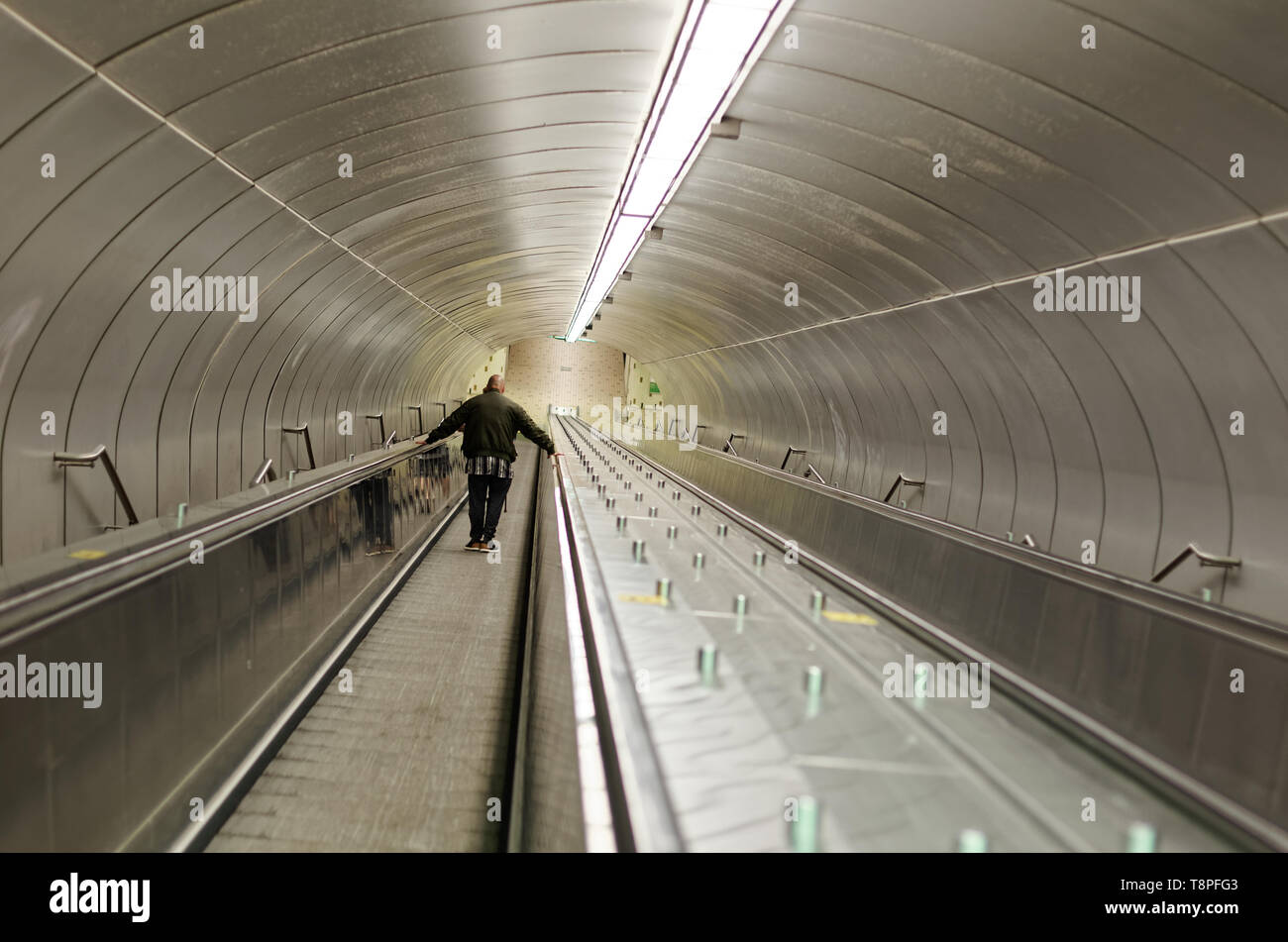 Quebec, Caanada. Ein Mann auf einer Rolltreppe am BEAUDRY U-Bahn Station in Montreal Stockfoto