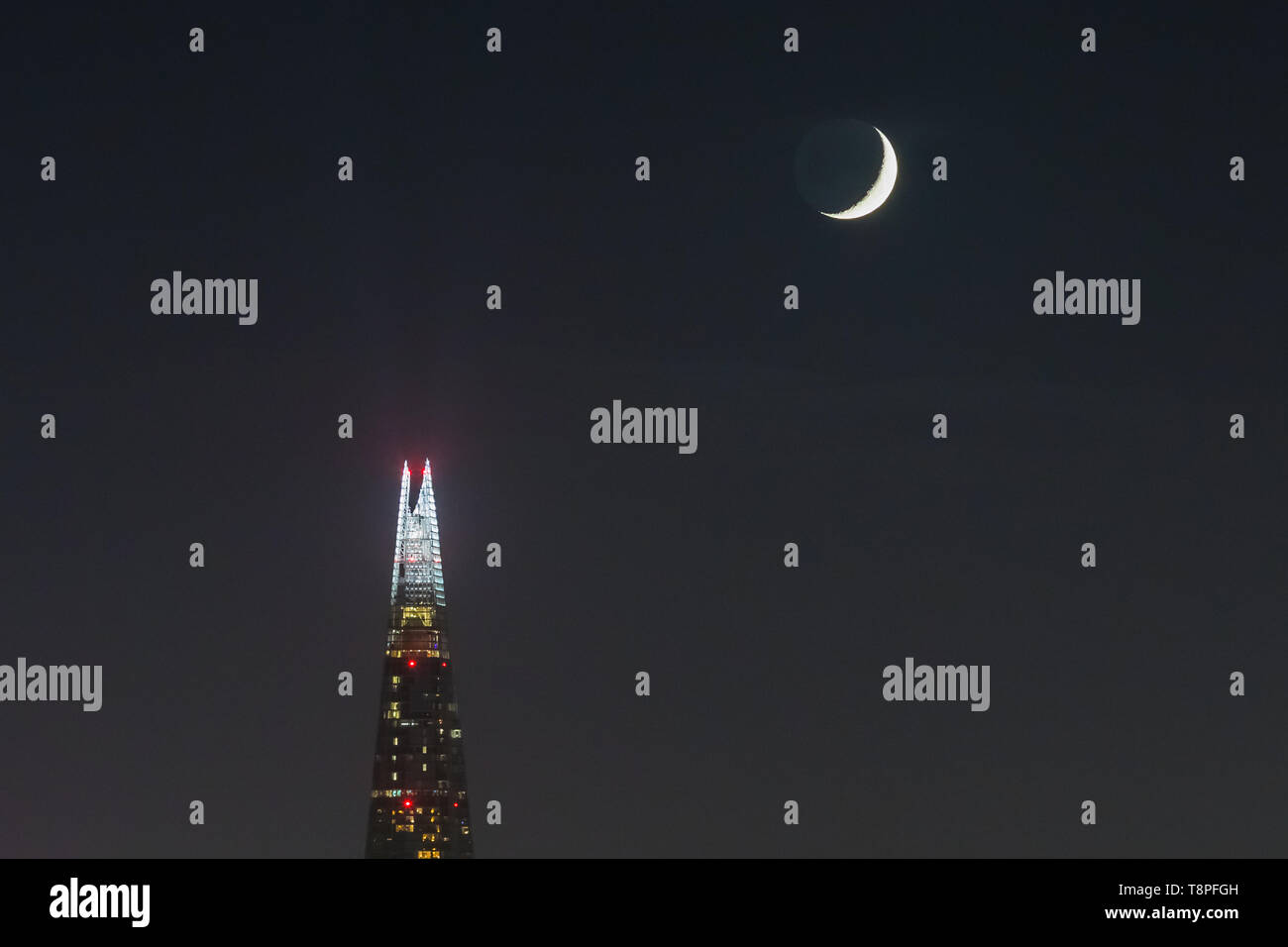 Ein Halbmond über den Shard Hochhaus in der Woche ab Ramadan, London, UK gesehen. Stockfoto
