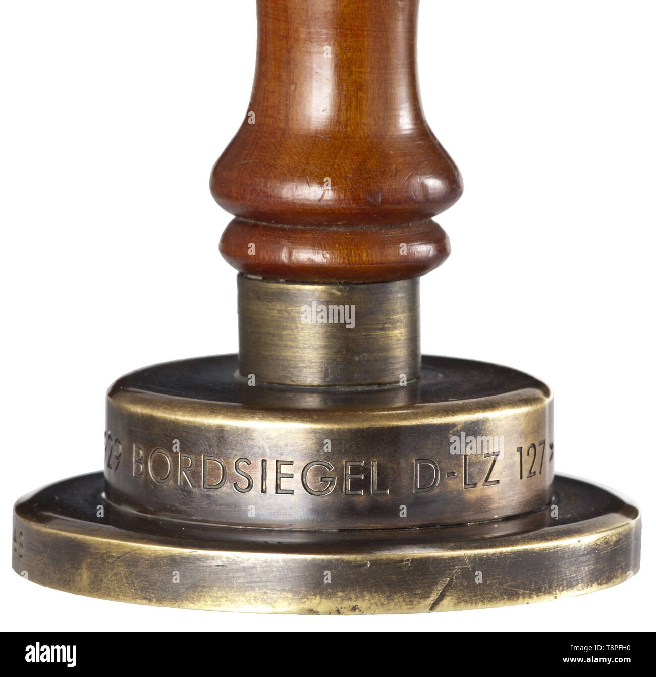 Die Dichtung der ein Schiff von Luftschiff 'Graf Zeppelin' eine große Messing Dichtung mit dem Luftschiff LZ 127 "Graf Zeppelin" über der Stadt Friedrichshafen am Bodensee in die Oberfläche der Dichtung. Die Inschrift, "BORDSIEGEL D-LZ 127 "Graf Zeppelin" WELT-FAHRT 1929' ('SHIP DICHTUNG D-LZ 127 "Graf Zeppelin" RUND UM DIE WELT REISE 1929") auf dem abgesetzten Rand eingraviert ist. Fein gedreht Hartholz Griff. Höhe 11,5 cm. Die "Graf Zeppelin" war 236,6 m lang mit einem Durchmesser von 30,5 m und ein Volumen von 105.000 Kubikmetern. Es war in Friedrichshafen b, Additional-Rights - Clearance-Info - Not-Available gebaut Stockfoto