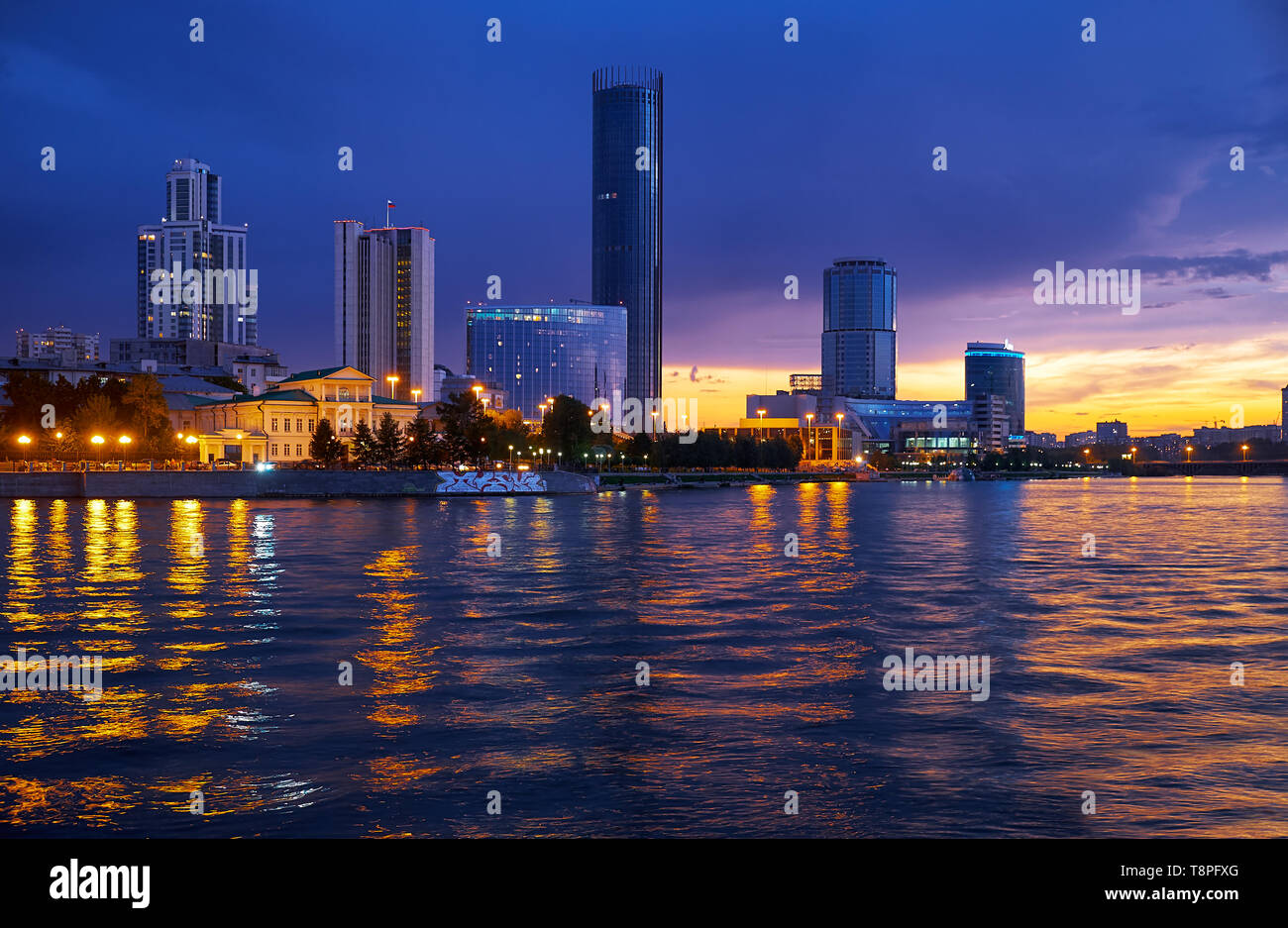 Russische Ural Stadt Jekaterinburg Skyline bei Nacht Zeit Stockfoto