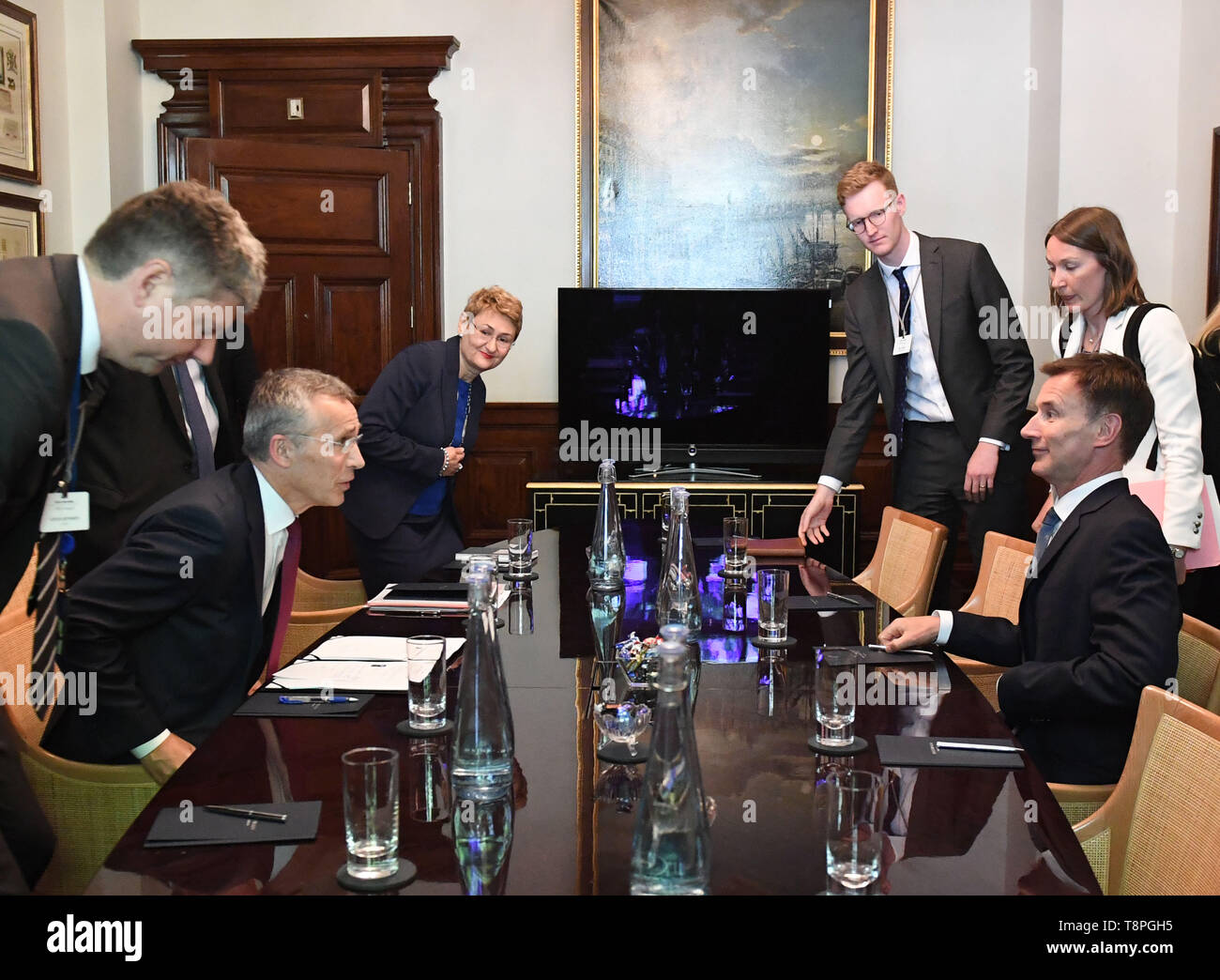 Nato-Generalsekretär Jens Stoltenberg (2. links) trifft Außenminister Jeremy Hunt (rechts) an der Wall Street Journal CEO Tagung des Rates im Rosewood Hotel in London. Stockfoto