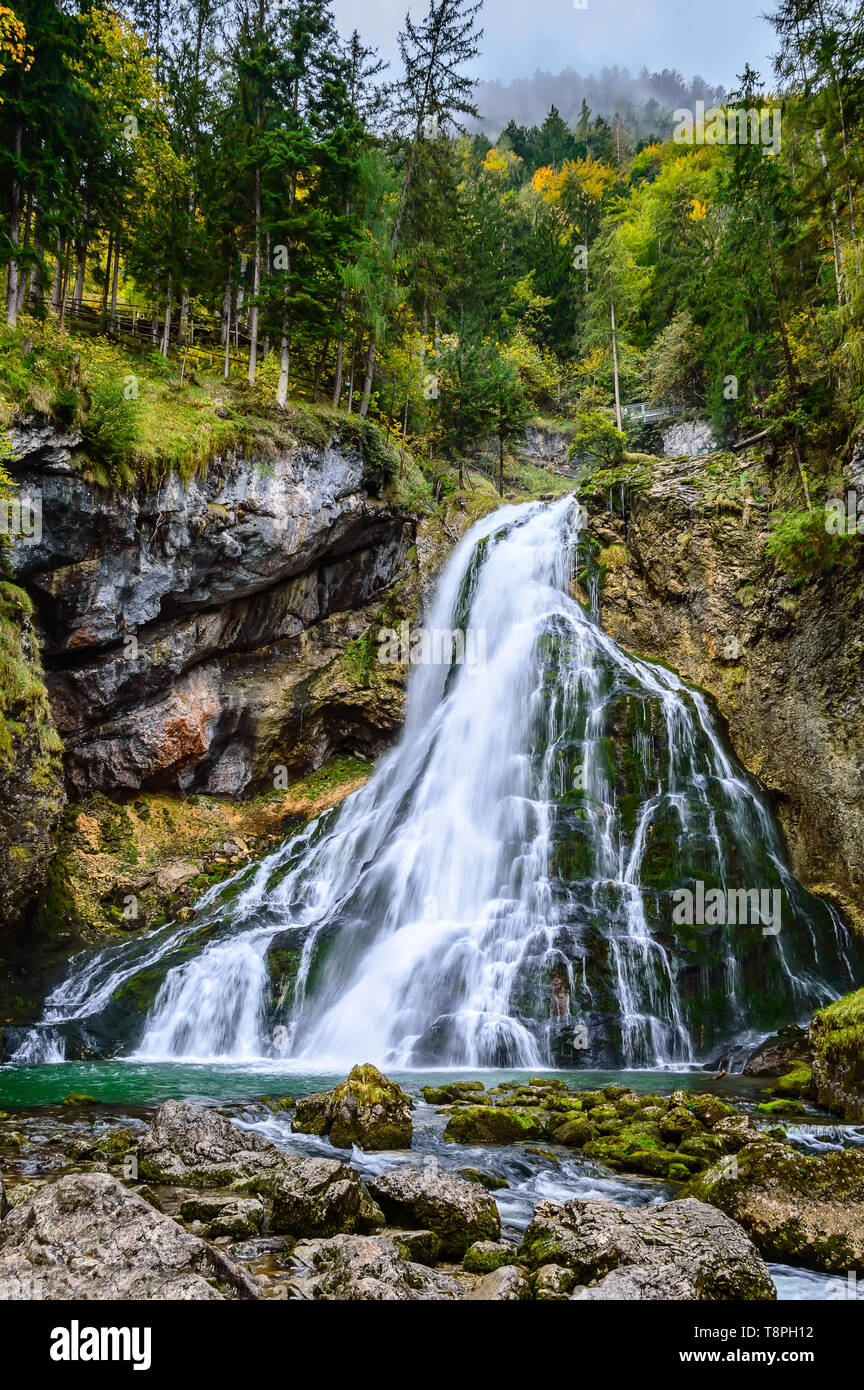 Gollinger Wasserfall in Golling an der Salzach in der Nähe von Salzburg, Österreich. Atemberaubende Aussicht auf Cascade Wasserfall über bemoosten Felsen in den Alpen mit langen exposu Stockfoto
