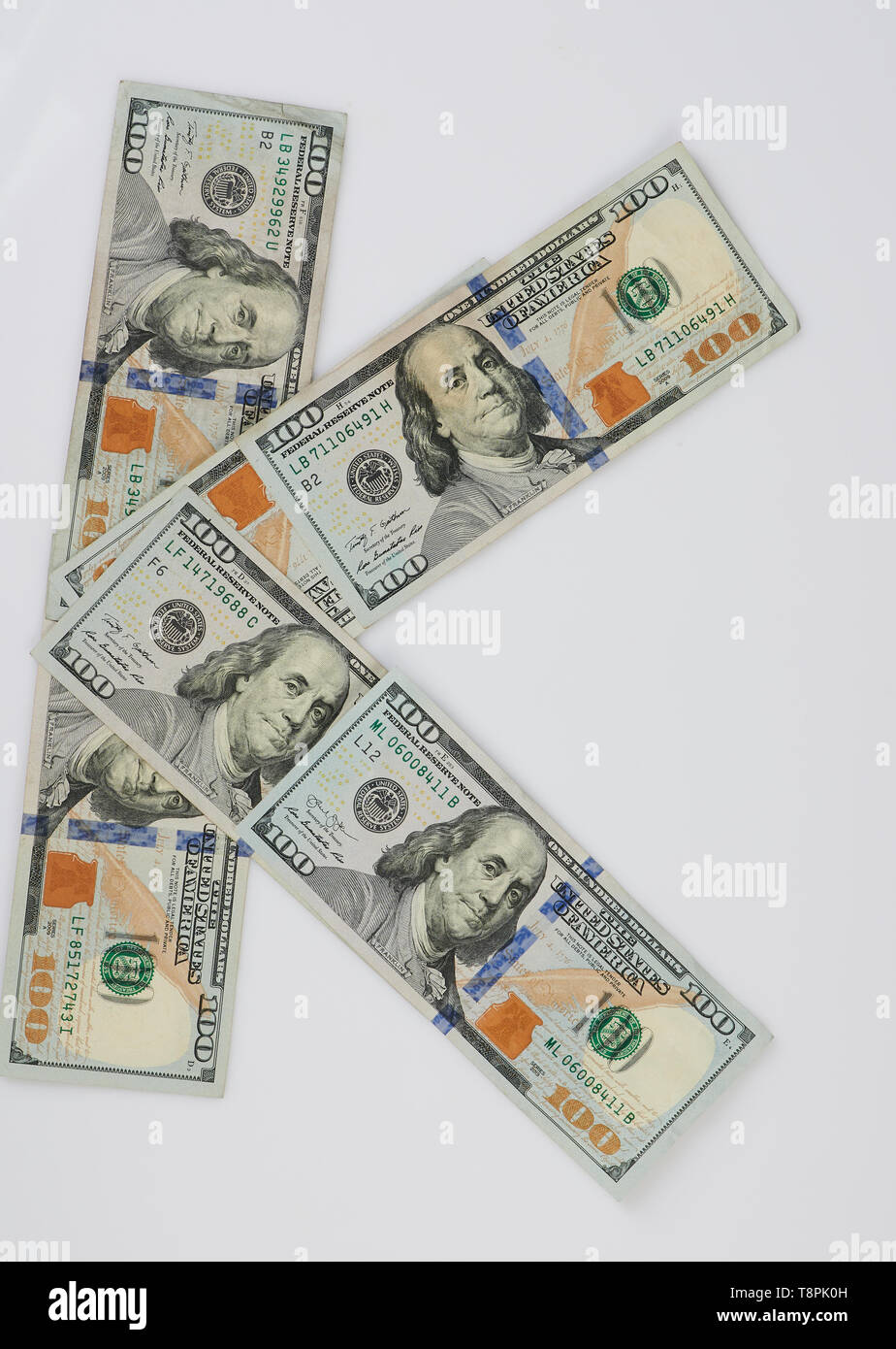 K Brief aus Dollar Bill auf weißem Hintergrund Stockfoto