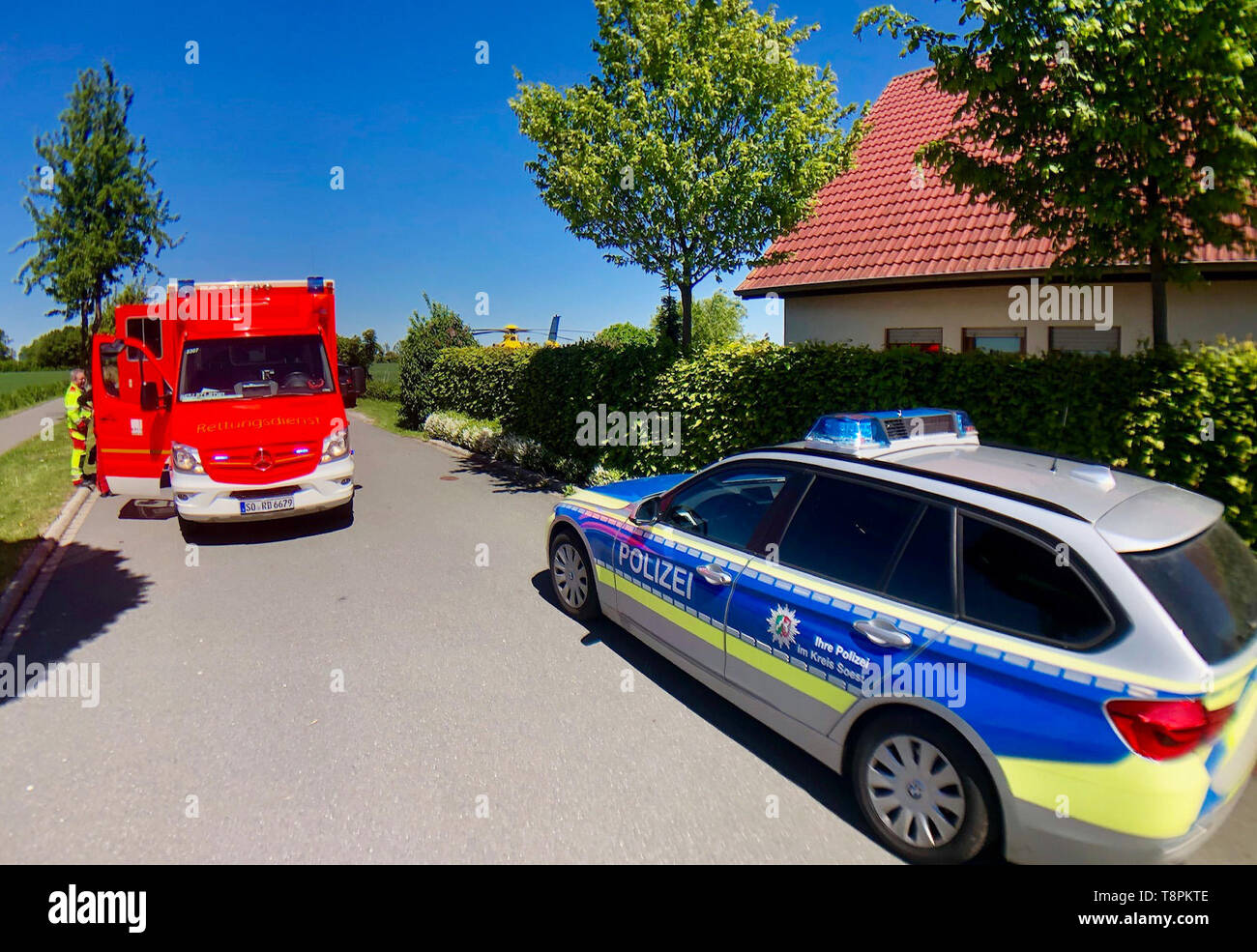 Lippetal, Deutschland. 13. Mai, 2019. Rettungsfahrzeuge stehen in Lippetal. Ein paar Tage nach einer waghalsigen Rettungsaktion auf der Autobahn 1, ein weiterer Augenzeuge stoppte einen Umzugswagen. Nach Angaben der Polizei wurde das Fahrzeug bereits vier vorderen Gärten in Lippetal Soest (Kreis) am Montag, nachdem der 54-jährige Fahrer hatte ein interner Notfall am Rad am Boden zerstört. Ein 48 Jahre alter Bewohner sprang auf den Lkw und zog ein bremsschlauch. Quelle: Michael Dülberg/Soester Anzeiger/dpa - ACHTUNG: Nur für redaktionelle Zwecke und nur mit vollständiger Nennung der oben genannten Kredit-/dpa/Alamy leben Nachrichten Stockfoto