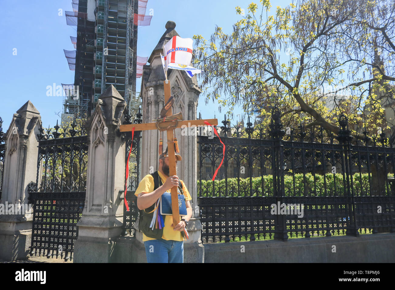 London, Großbritannien. 14 Mai, 2019. Ein Pro Brexit Demonstrant trägt ein großes hölzernes Kruzifix außerhalb des Parlaments wie die konservative Gesichter die Aussicht auf eine Niederlage bei den Wahlen zum Europäischen Parlament o 23. Mai Credit: Amer ghazzal/Alamy leben Nachrichten Stockfoto