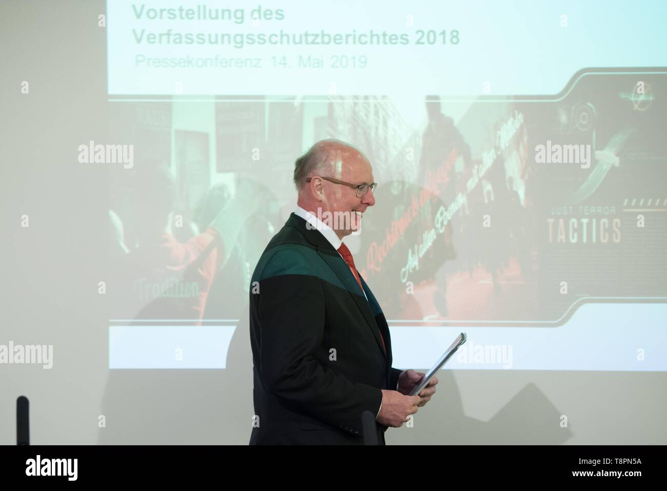 Dresden, Deutschland. 14 Mai, 2019. Günther Schneider, Staatssekretär im Sächsischen Staatsministerium des Innern, kommt zu einer Pressekonferenz in der Sächsischen Staatskanzlei. Am gleichen Tag, der Sächsischen Bericht über den Schutz der Verfassung für das Jahr 2018 wurde vorgestellt. Credit: Sebastian Kahnert/dpa-Zentralbild/dpa/Alamy leben Nachrichten Stockfoto