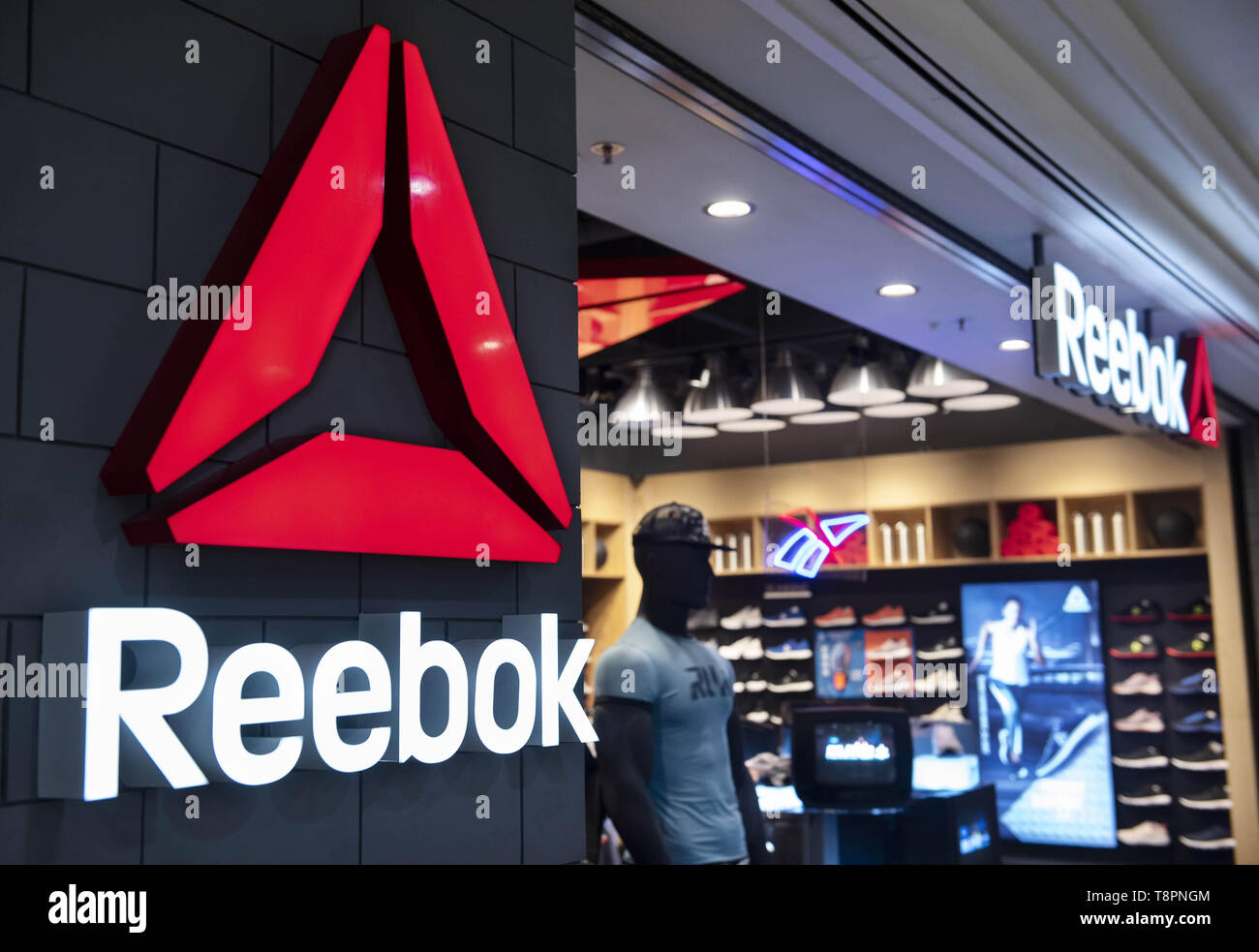 Hongkong, China. 8. Mai, 2019. Deutsche multinationale Unternehmen Marke  Reebok Schuhe Store ist in Hong Kong gesehen. Credit: Budrul Chukrut/SOPA  Images/ZUMA Draht/Alamy leben Nachrichten Stockfotografie - Alamy
