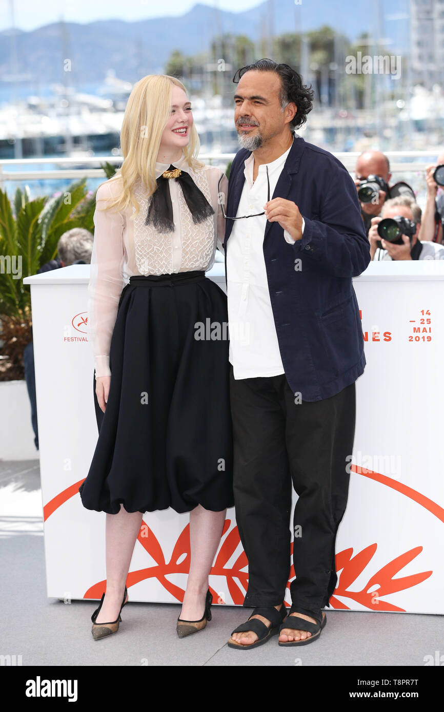 Cannes, Frankreich. 14 Mai, 2019. Mexikanische Regisseur und Präsident der Jury des Filmfestivals in Cannes Alejandro Gonzalez Inarritu (R) und Mitglied der Jury der US-Schauspielerin Elle Fanning posieren für Fotos an einem Fotoshooting vor der Eröffnung des 72. Filmfestival in Cannes Cannes, Frankreich, 14. Mai 2019. Credit: Gao Jing/Xinhua/Alamy leben Nachrichten Stockfoto