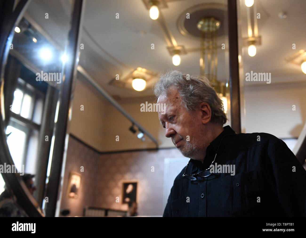 Dirigent John Nelson spricht während der Pressekonferenz im Rahmen der 74. Internationalen Musikfestival Prager Frühling in Prag, Tschechische Republik, 14. Mai 2019. Der tschechischen Orchester präsentieren Programme, die von der Tarif während ihrer regelmäßigen Konzert Jahreszeiten angeboten abweichen. Konzert feiert die visionäre Hector Berlioz, seine monumentale "Te Deum" kehrt in den Prager Frühling nach einem Zeitraum von 40 Jahren. Führende der Prager Radio Symphony Orchestra ist Spezialist in der berlioz Musik, Dirigent John Nelson (15. Mai). (CTK Photo/Michal Krumphanzl) Stockfoto