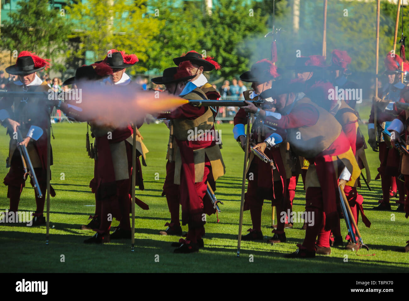 London, 14. Mai 2019 Die Honourable Artillery Company (nachstehend "Unternehmen" oder "der HAC') durch eine königliche Charta der König Heinrich VIII. Am 25. August 1537 aufgenommen wurde. Das Unternehmen wurde im Jahr 1964 als gemeinnützige Einrichtung (liebe Nr. 208443)' für militärische Übung und Ausbildung und für die bessere Verteidigung des Reiches". Heute öffnet seine Türen für die jährlichen offenen Veranstaltung am Abend. Zuschauer waren die militärischen zeigt behandelt, mit Pyrotechnik und Schießereien, Militär steht, Hubschrauber und gepanzerte Fahrzeuge. Credit: Paul Quezada-Neiman/Alamy leben Nachrichten Stockfoto