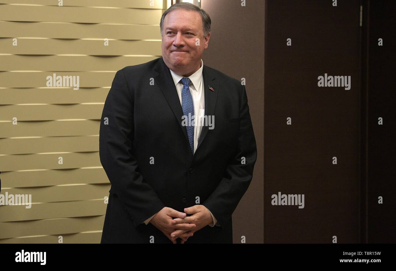 Sochi, Russland. 14 Mai, 2019. Us-Staatssekretär Mike Pompeo wartet darauf, dass der russische Präsident Wladimir Putin vor der bilateralen Sitzung am 14. Mai 2019 in Sotschi, Russland. Credit: Planetpix/Alamy leben Nachrichten Stockfoto