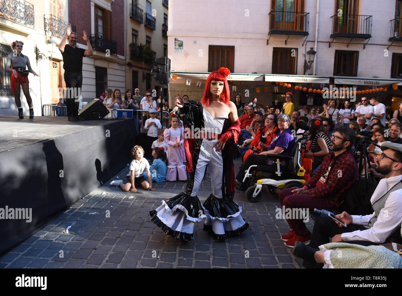 Ein Teilnehmer präsentiert während der 'Re-inventando Chulap's Fashion Wettbewerb in Madrid. Re-inventando Chulap's, gefeiert wird während der Feierlichkeiten zu Ehren von San Isidro Labrador, der Wettbewerb, bei dem Modedesigner Re - das traditionelle Kostüm der "Chulapa' und 'Chulapo" erfinden. Stockfoto