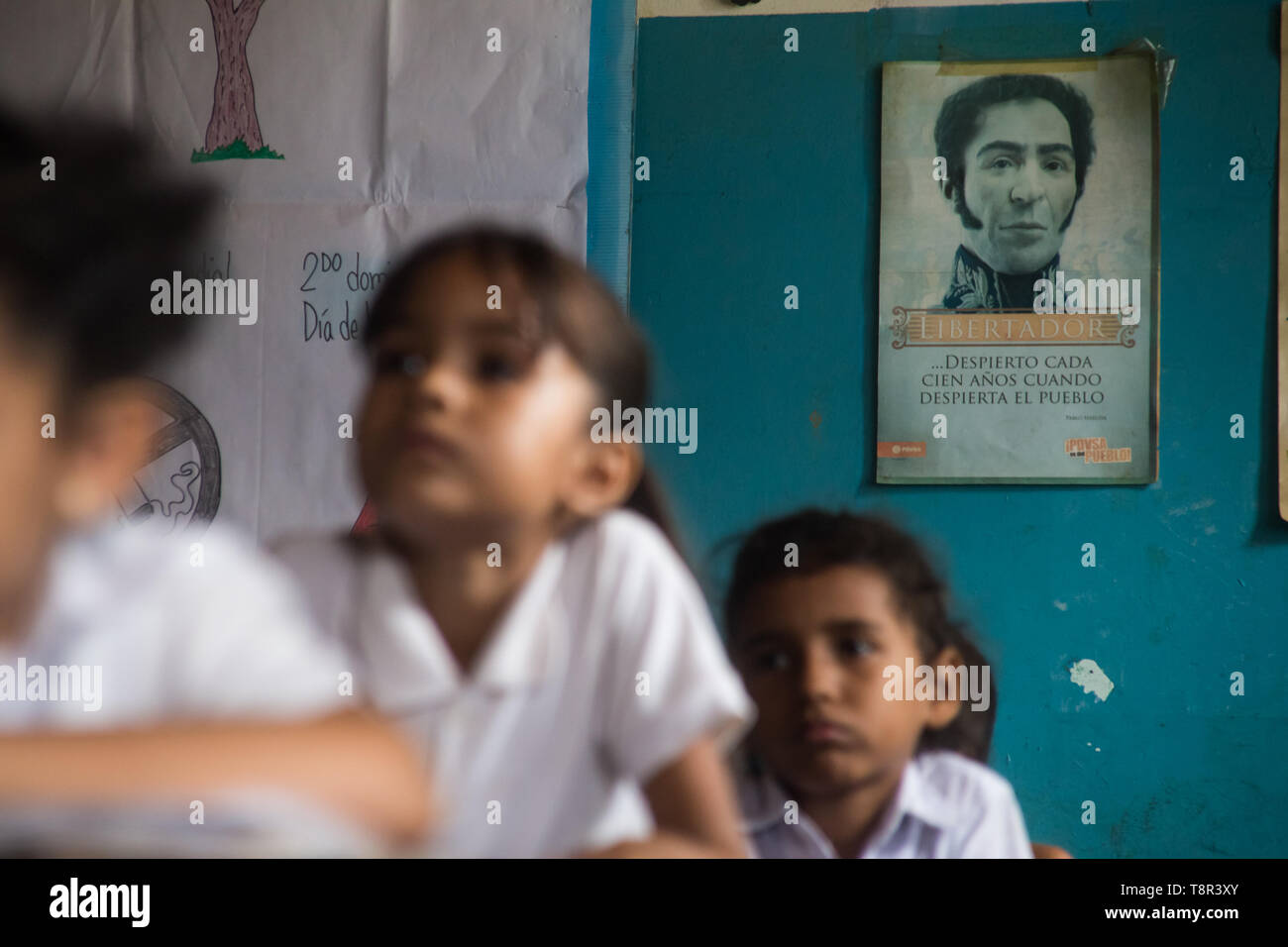 14. Mai 2019, Venezuela, Caracas: ein Bild der sozialistischen Nationalhelden Simón Bolívar auf der Wand einer Schule Zimmer über dem Kostenvoranschlag hängt: "ICH BIN alle hundert Jahre, wenn die Menschen aufwachen". "Da wir zur Zeit keinen Strom haben, ohne Laptops arbeiten", erklärt Orlandy Gaspe, Guaicaipuro ein Lehrer an der Schule. "Die Krise in unserem Land ist auch in den Klassenräumen reflektiert wird. Nicht nur wegen der Macht. Einige Kinder kommen hier am Morgen und haben kein Frühstück" hatten. Sie erhalten etwas in der Schule zu essen. Allerdings ist die Höhe variiert von Tag zu Tag. "Wenn wir nicht ha Stockfoto