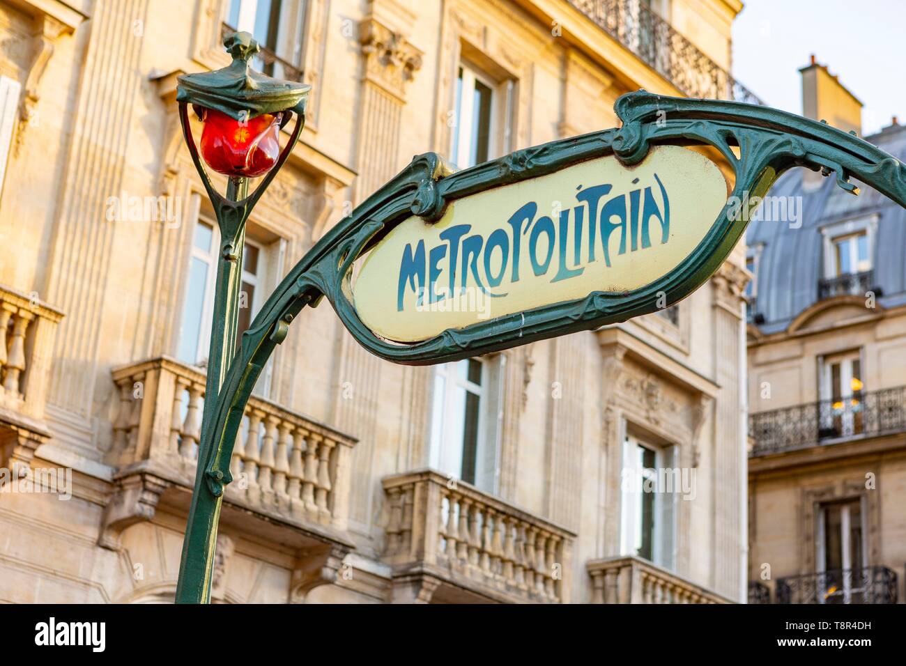 Frankreich, Paris, Place Saint Michel, der Eingang zur U-Bahn von Hector Guimard Stockfoto