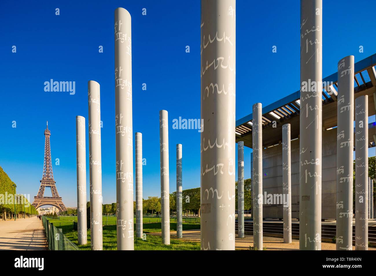 Frankreich, Paris, Bereich als Weltkulturerbe von der UNESCO, der Frieden Wand von Jean Michel Wilmotte und Clara Halfter und den Eiffelturm, die Champ de Mars Stockfoto