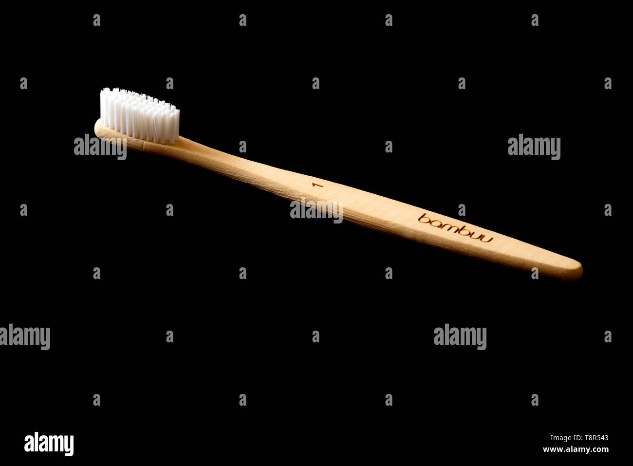 Bambus Zahnbürste auf schwarzem Hintergrund. Umweltfreundliche hygiene produkt. Stockfoto
