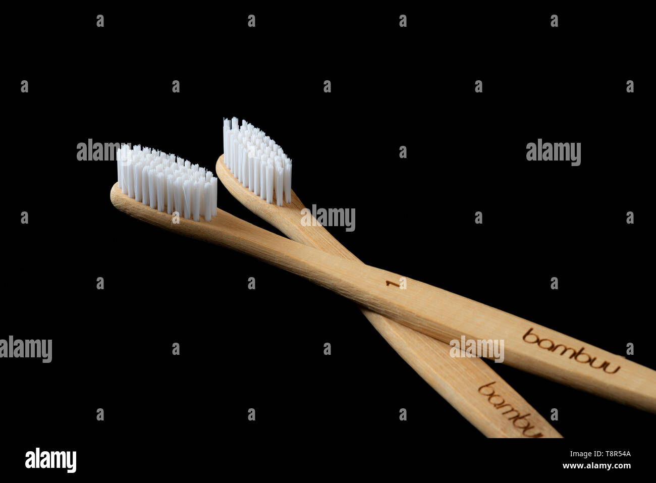 Paar Bambus Zahnbürsten auf schwarzem Hintergrund. Umweltfreundliche hygiene produkt. Stockfoto