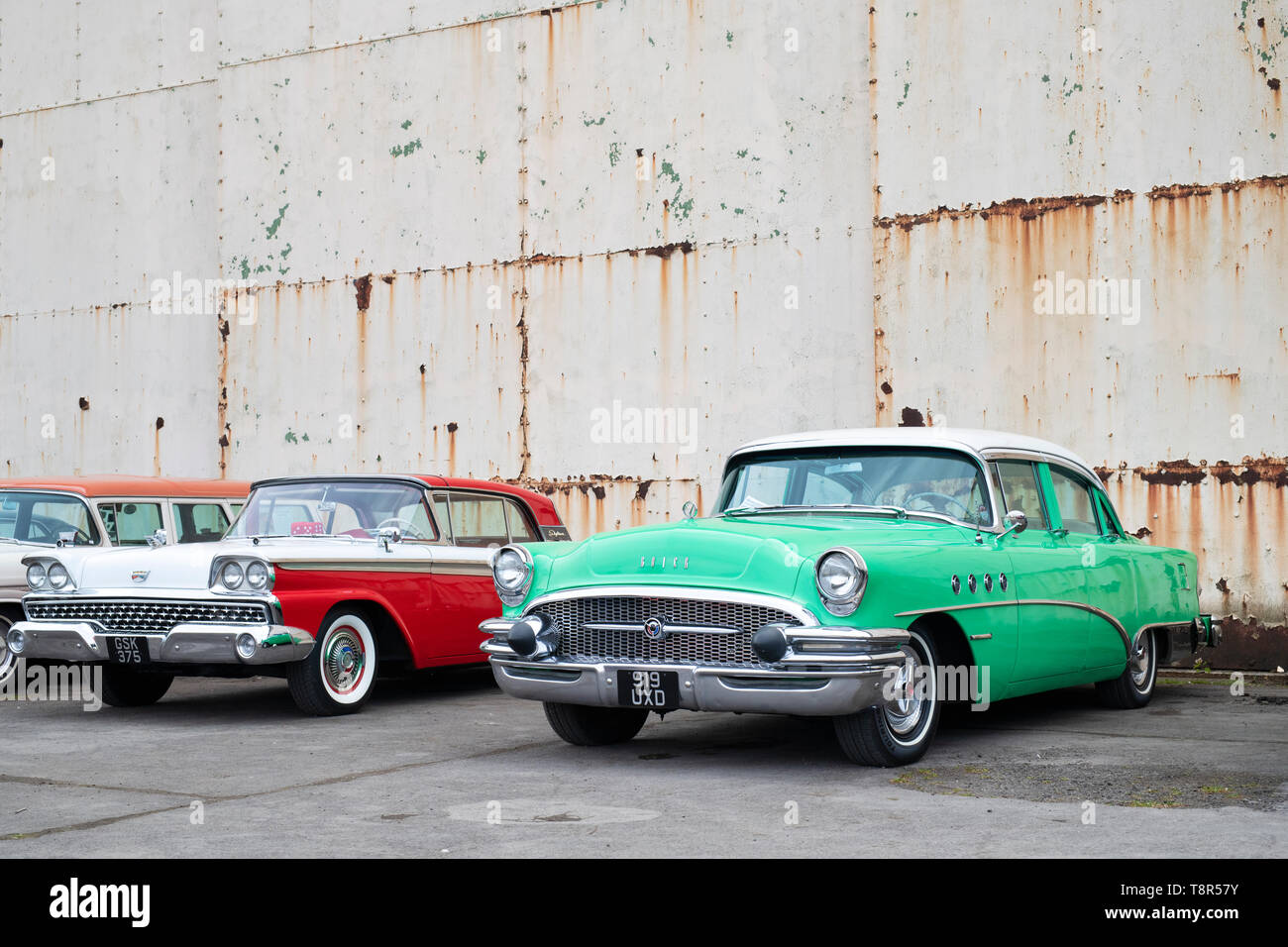 1955 Buick Roadmaster und 1959 Ford Crestline Skyliner im Bicester Heritage Center 'Drive es Tag'. Bicester, Oxfordshire, England Stockfoto