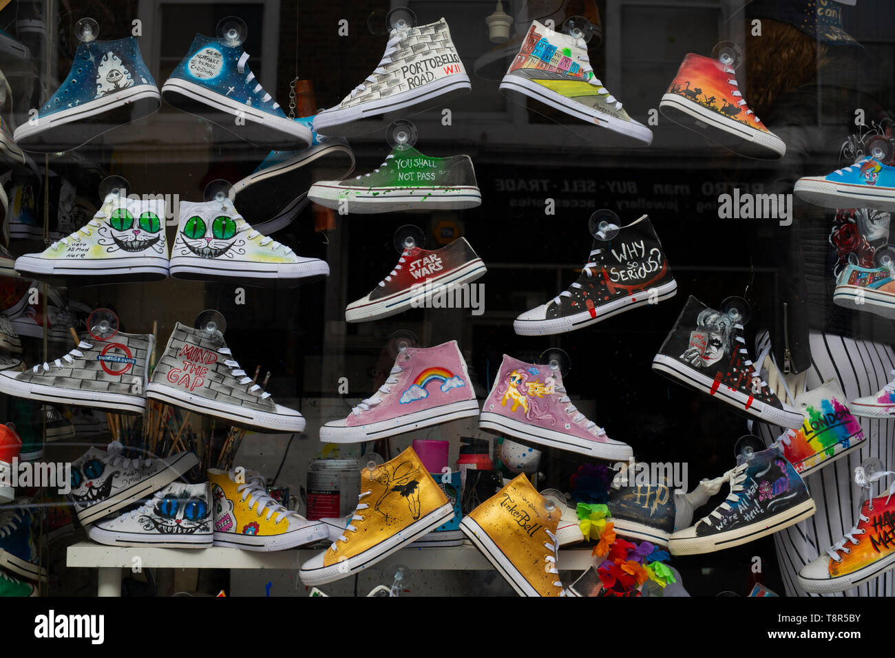 Von Hand bemalt Converse Trainer in einem Schaufenster. Pembridge Road, Notting Hill, London Stockfoto