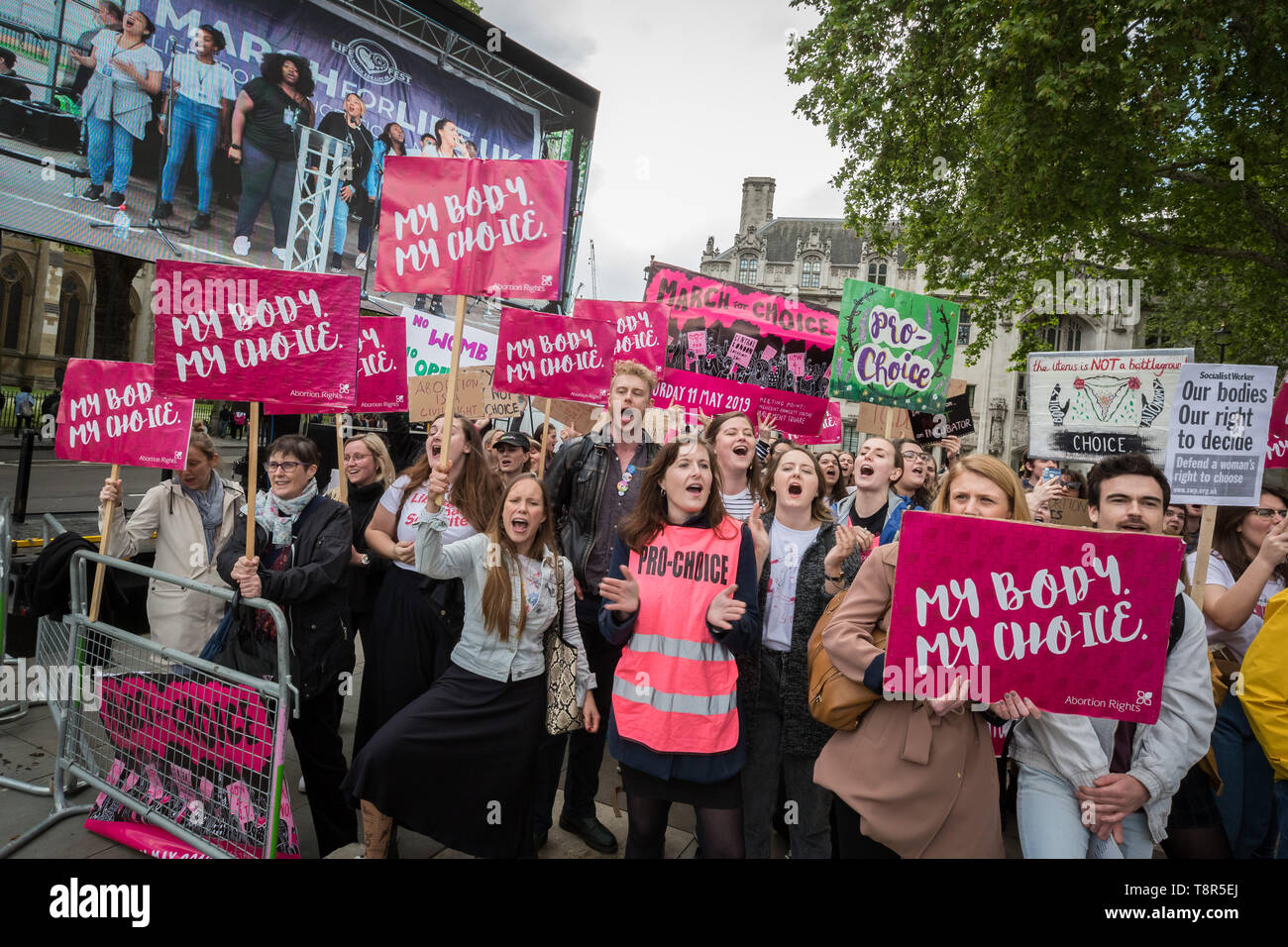 Frauen Pro-Choice Gruppen einschließlich Schwester Unterstützer, Abtreibung Großbritannien und Ärzte für die Wahl in Großbritannien gegen anti-abtreibende Arzt Demonstranten in Westminster. Stockfoto