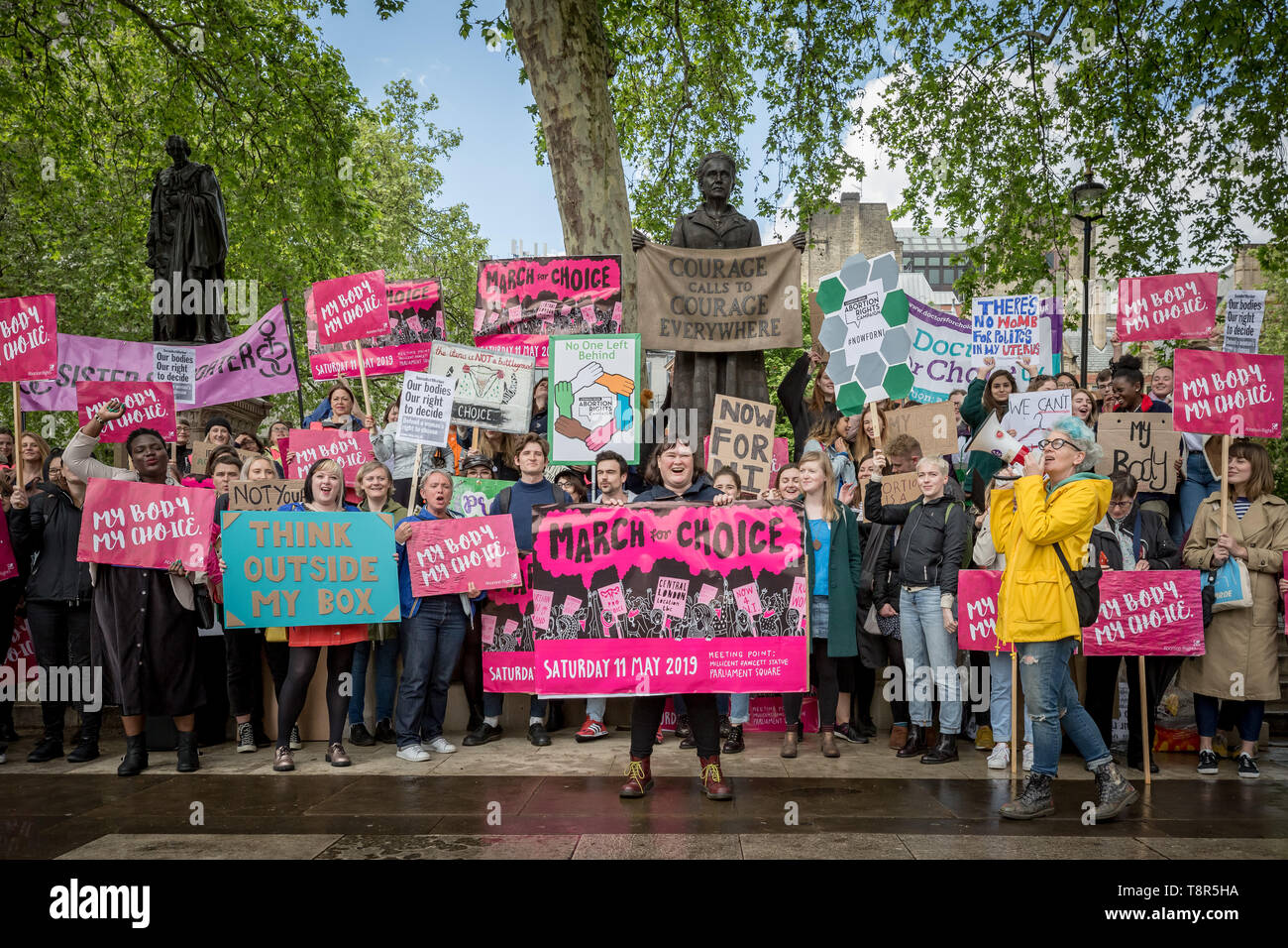 Frauen Pro-Choice Gruppen einschließlich Schwester Unterstützer, Abtreibung Großbritannien und Ärzte für die Wahl in Großbritannien gegen anti-abtreibende Arzt Demonstranten in Westminster. Stockfoto