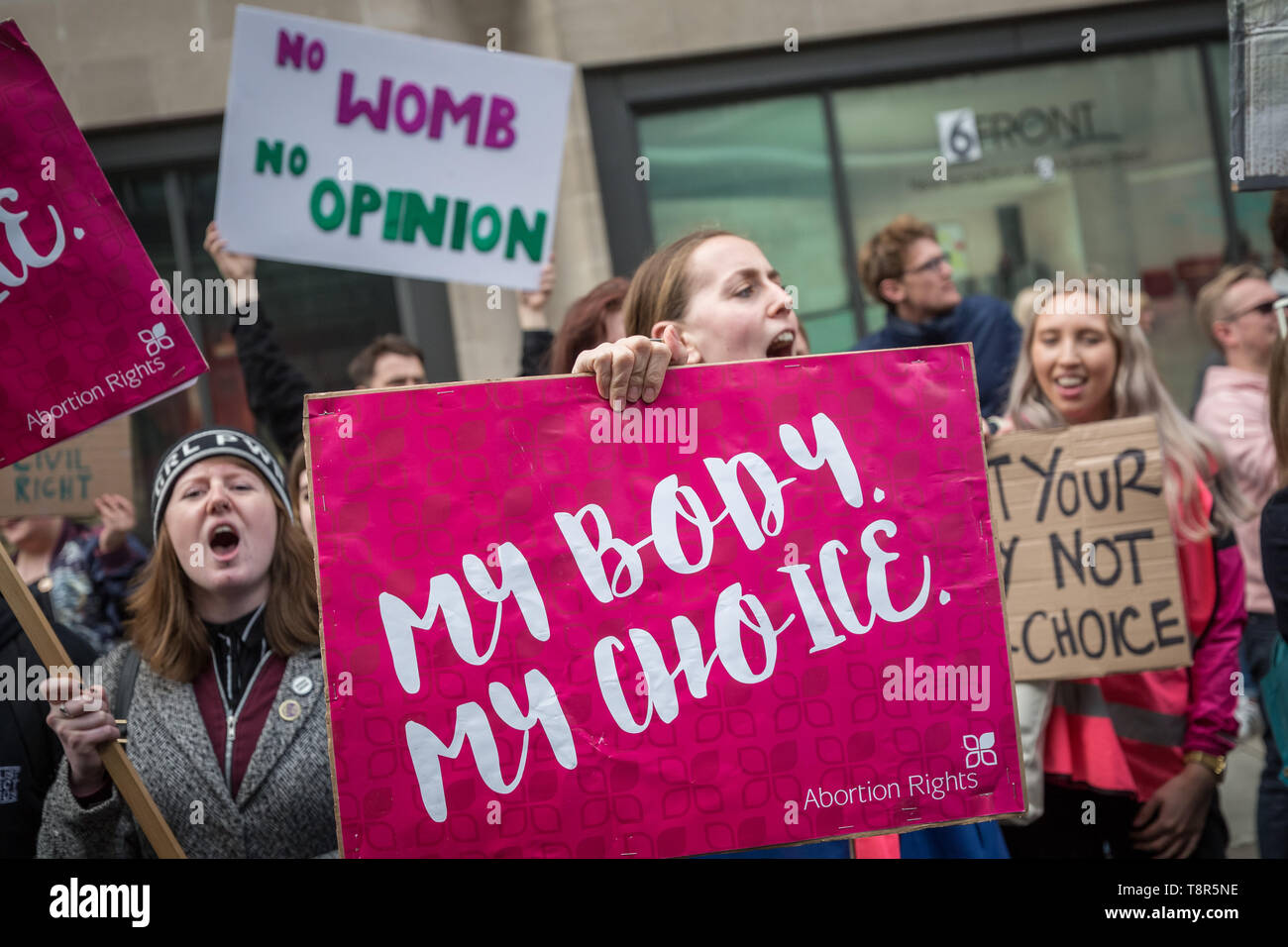 Frauen Pro-Choice Gruppen einschließlich Schwester Unterstützer, Abtreibung Großbritannien und Ärzte für die Wahl in Großbritannien gegen anti-abtreibende Arzt Demonstranten in Westminster. Stockfoto