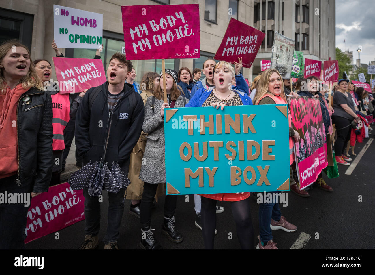 Frauen Pro-Choice Gruppen einschließlich Schwester Unterstützer, Abtreibung Großbritannien und Ärzte für die Wahl in Großbritannien gegen anti-abtreibende Arzt Demonstranten in Westminster. Stockfoto