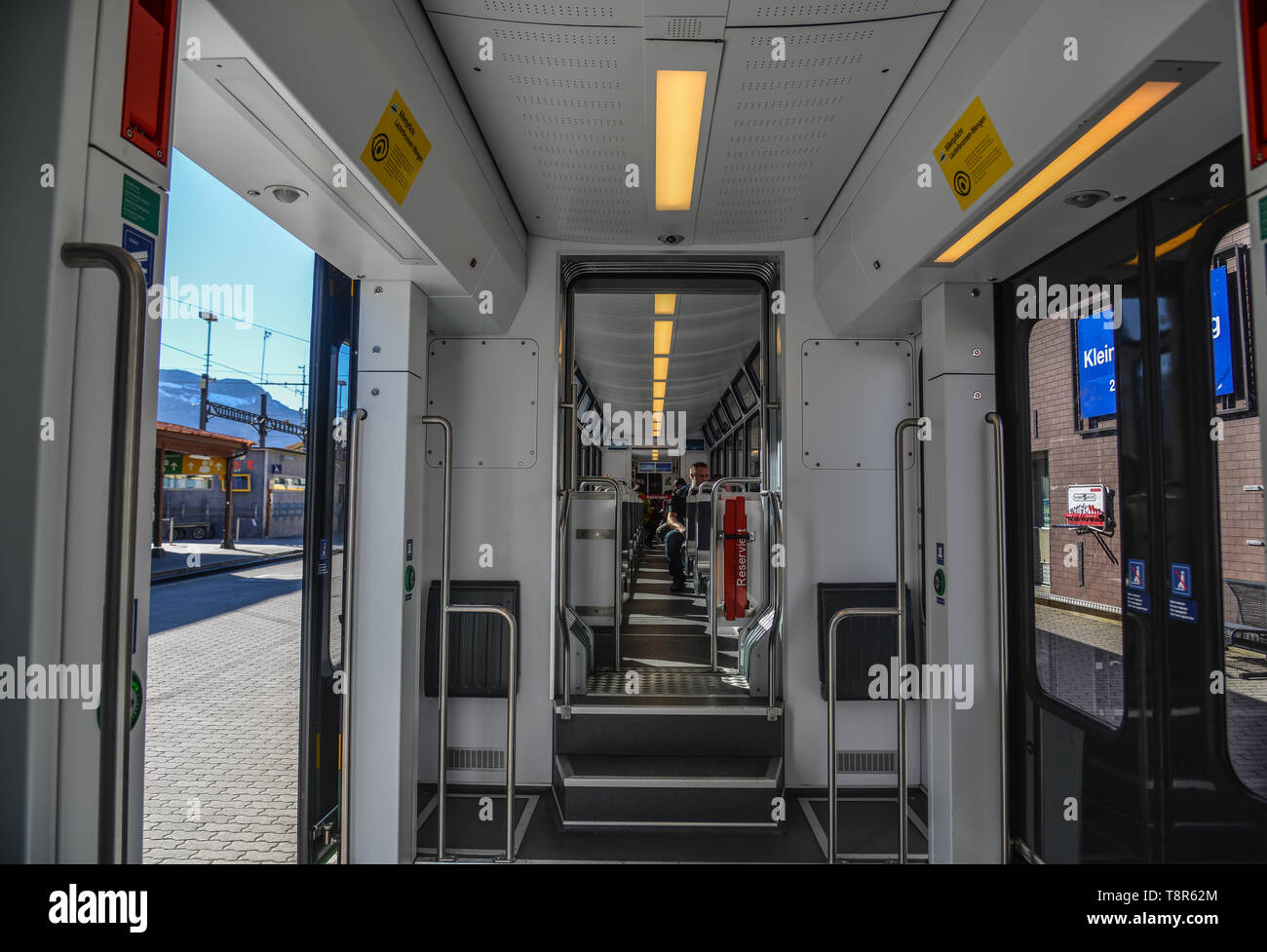 Interlaken, Schweiz - Oct 20, 2018. Innenraum der modernen Wirtschaft klasse Scenic Train in Interlaken, Schweiz. Stockfoto