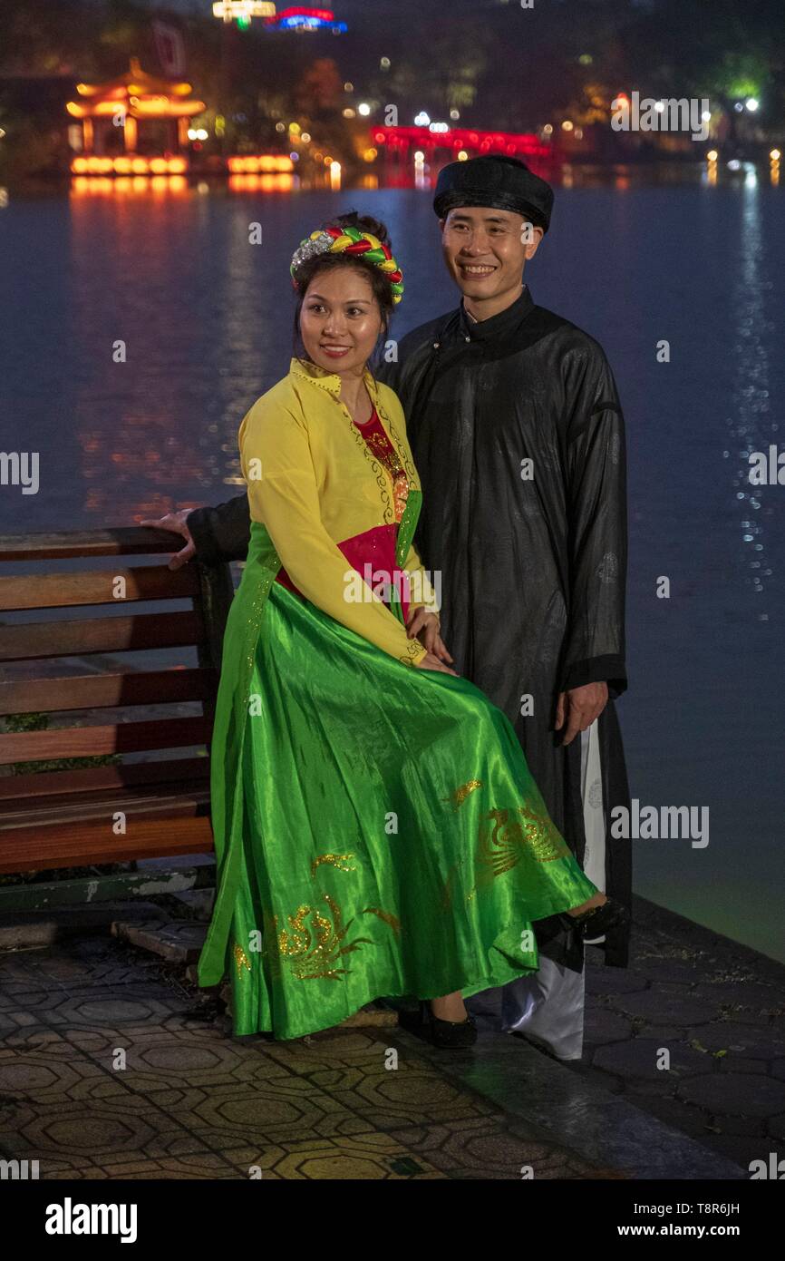 Vietnam, Hanoi, Altstadt, Huc Bridge am Hoan Kiem See (restaurierte Schwert See) und Ngoc Son Pagode (Tempel des Jade Mountain), Vietnamesisch Paar in traditioneller Kleidung Stockfoto