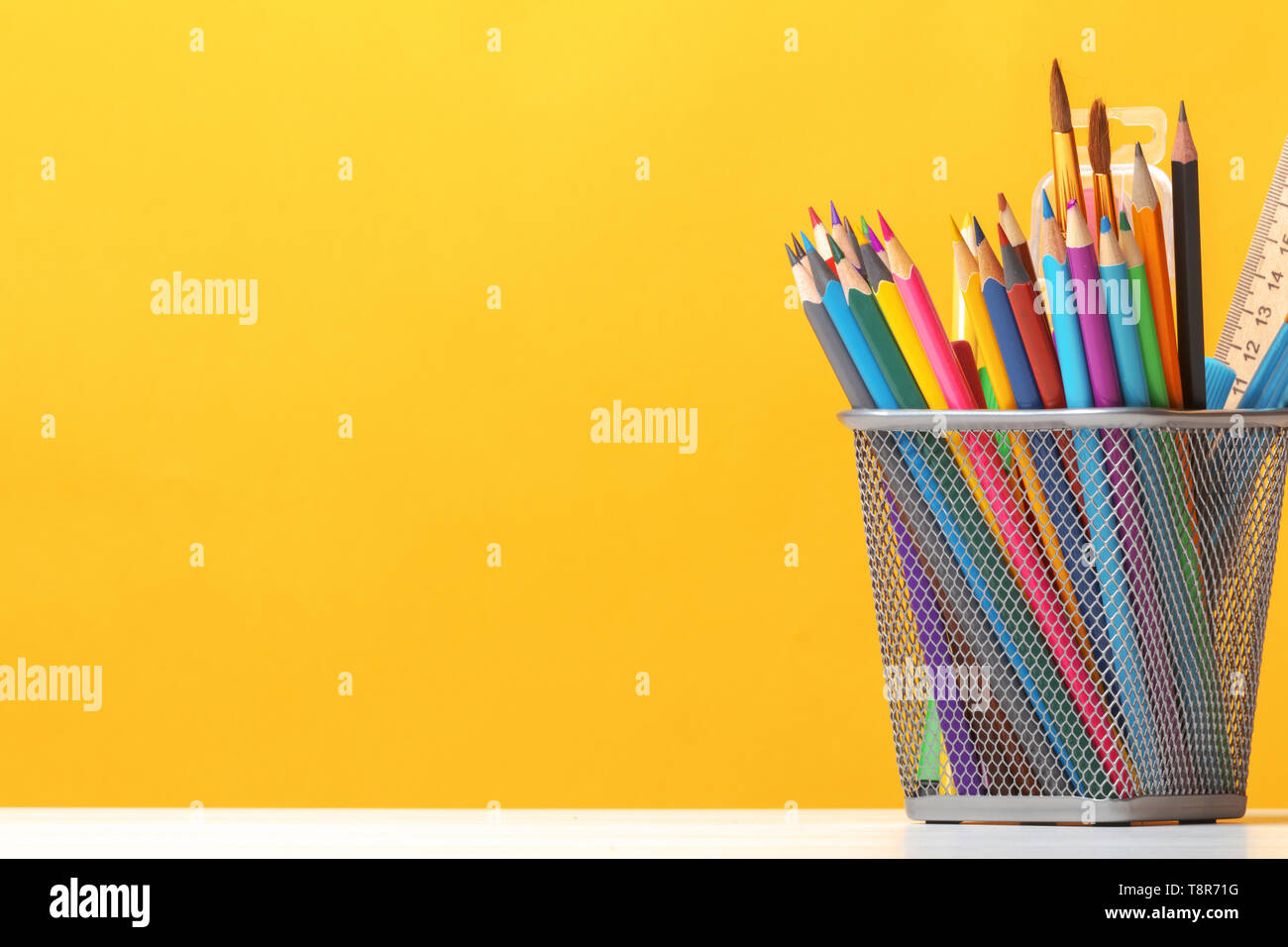 Eine Reihe von Papier auf den Tisch. Stifte, Pinsel, Farben auf dem  Hintergrund der gelben wand. Der Begriff der Bildung, studieren. Kopieren  Sie Platz Stockfotografie - Alamy