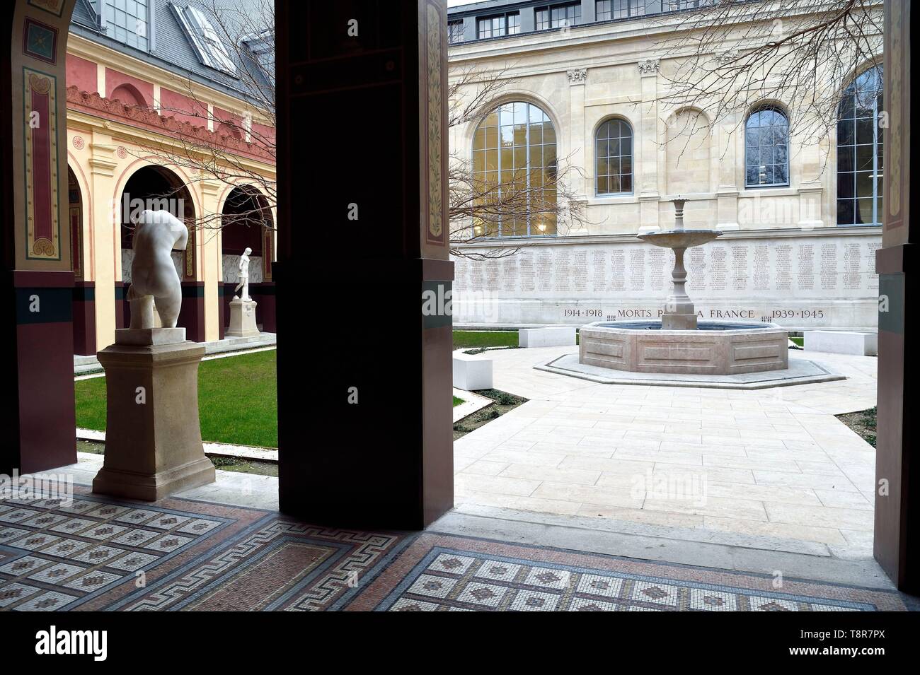 Cour du murier Fotos und Bildmaterial in hoher Auflösung Alamy