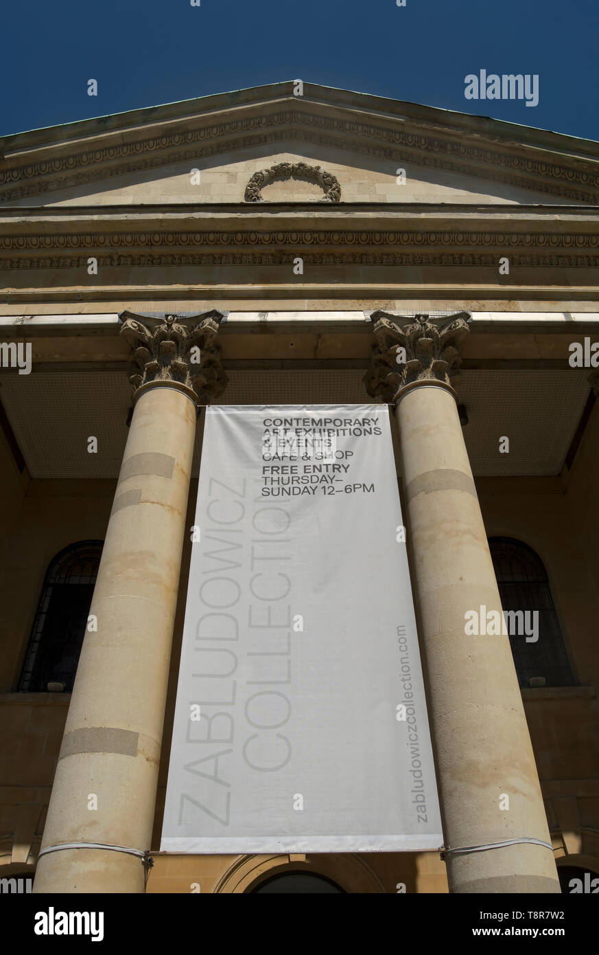 Hanging Banner am Eingang des zabludowicz Collection, eine Ausstellung in einem ehemaligen methodistischen Kapelle, Camden, London, England Stockfoto