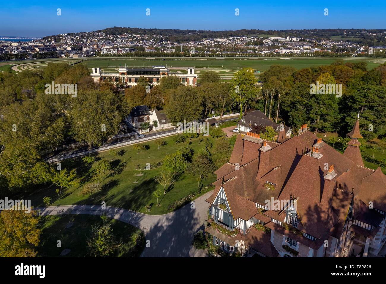 Frankreich, Calvados, Pays d'Auge, Deauville, Strassburger Villa mit Blick auf die Pferderennbahn Deauville-La Touques im Hintergrund Stockfoto