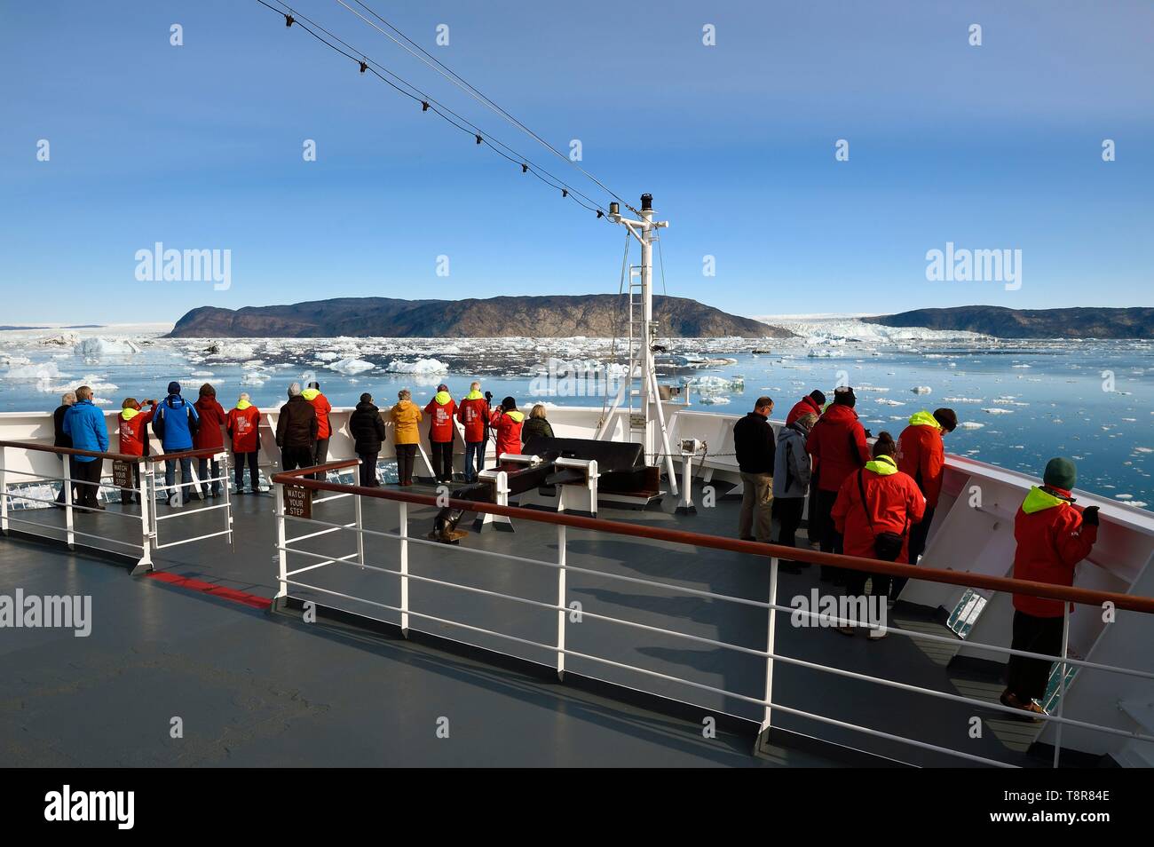 Grönland, Westküste, Diskobucht, Hurtigruten MS Fram Kreuzfahrtschiff bewegt sich zwischen Eisbergen in Quervain Bay, die Kangilerngata sermia auf der linken und dem Eqip Sermia Gletscher (eqi Gletscher) auf der rechten Seite Stockfoto